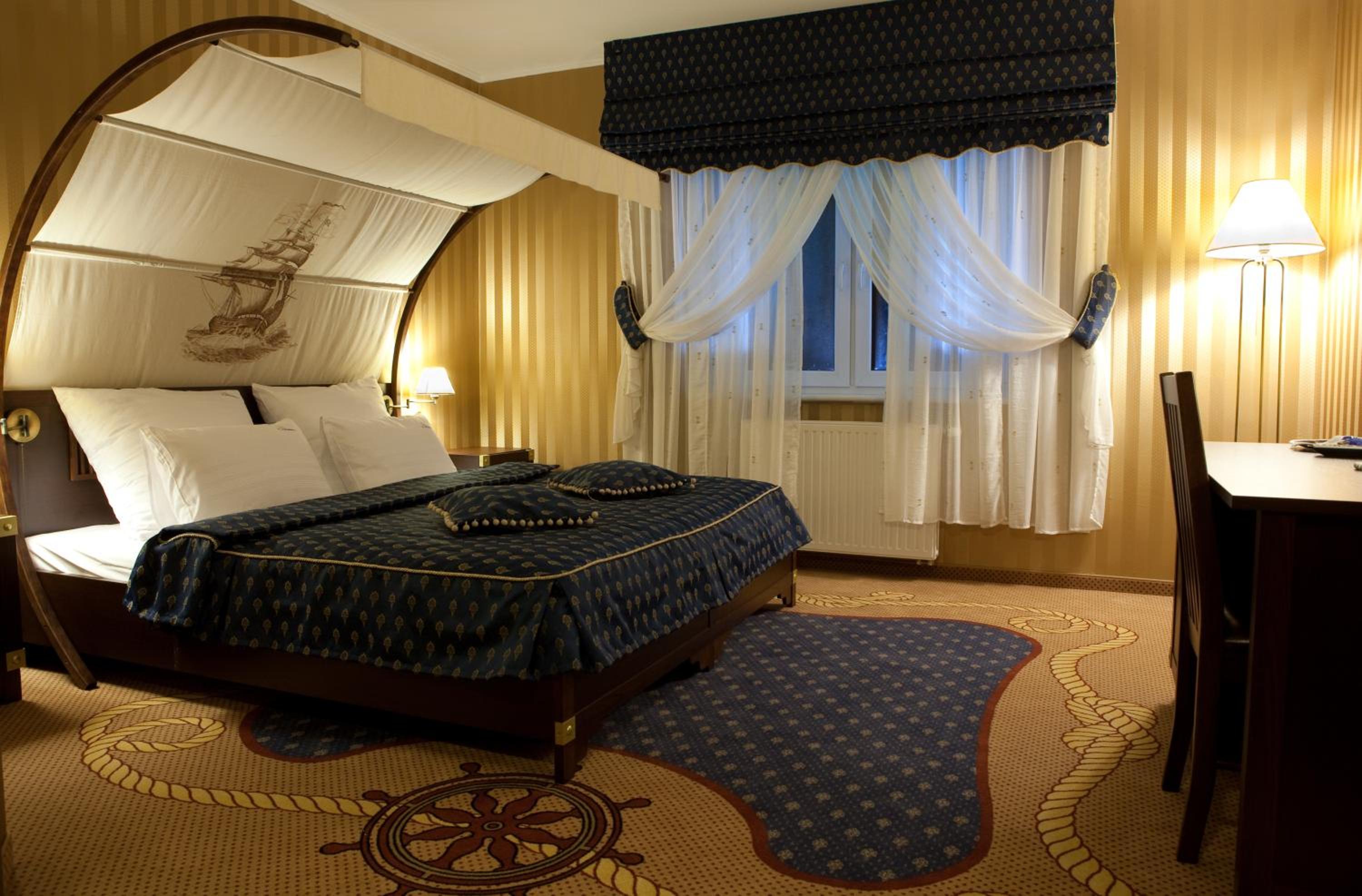 Standard King Room with Lake View - Photo 5