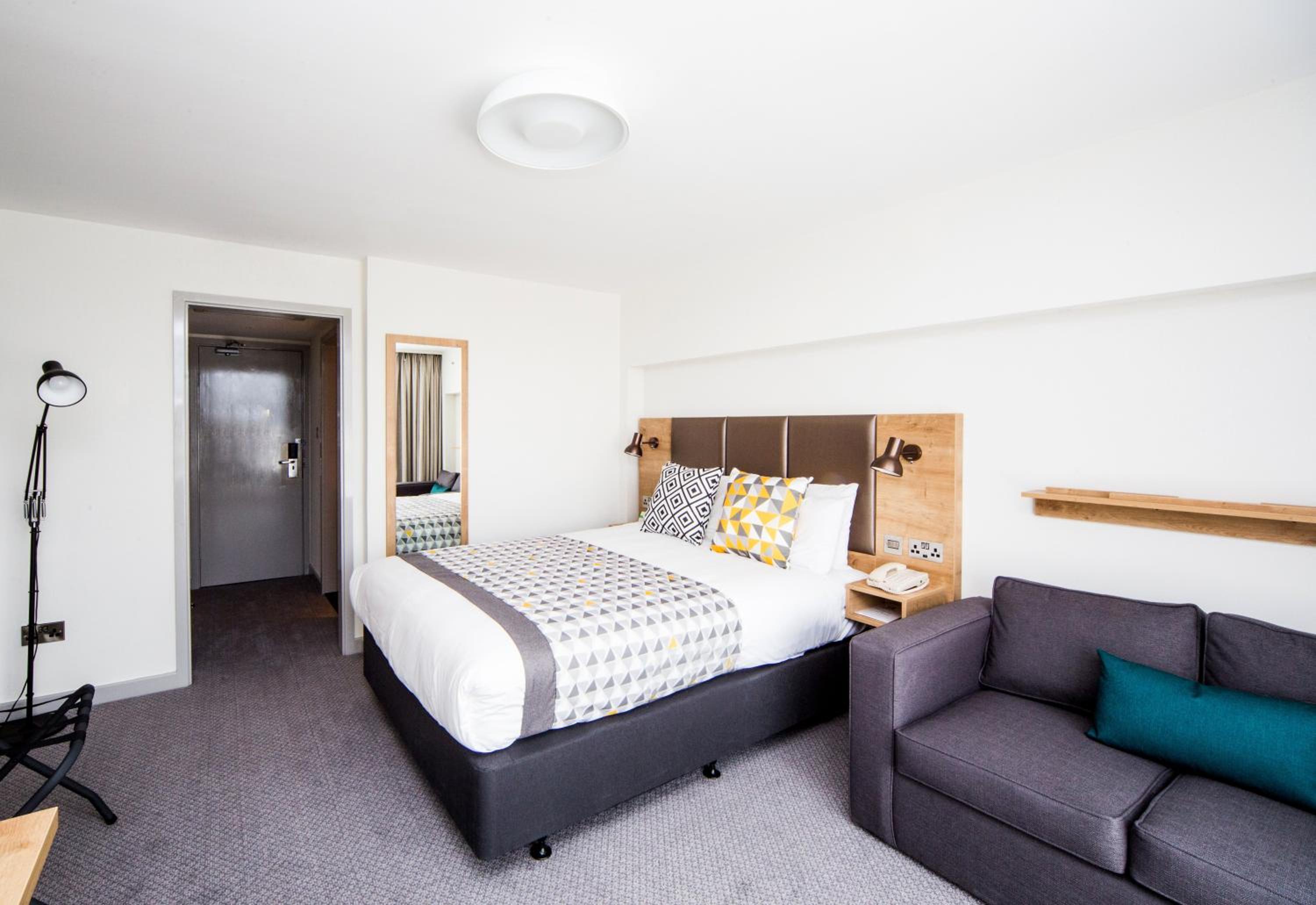 Standard Double Room With Single Sofa Bed photo 2