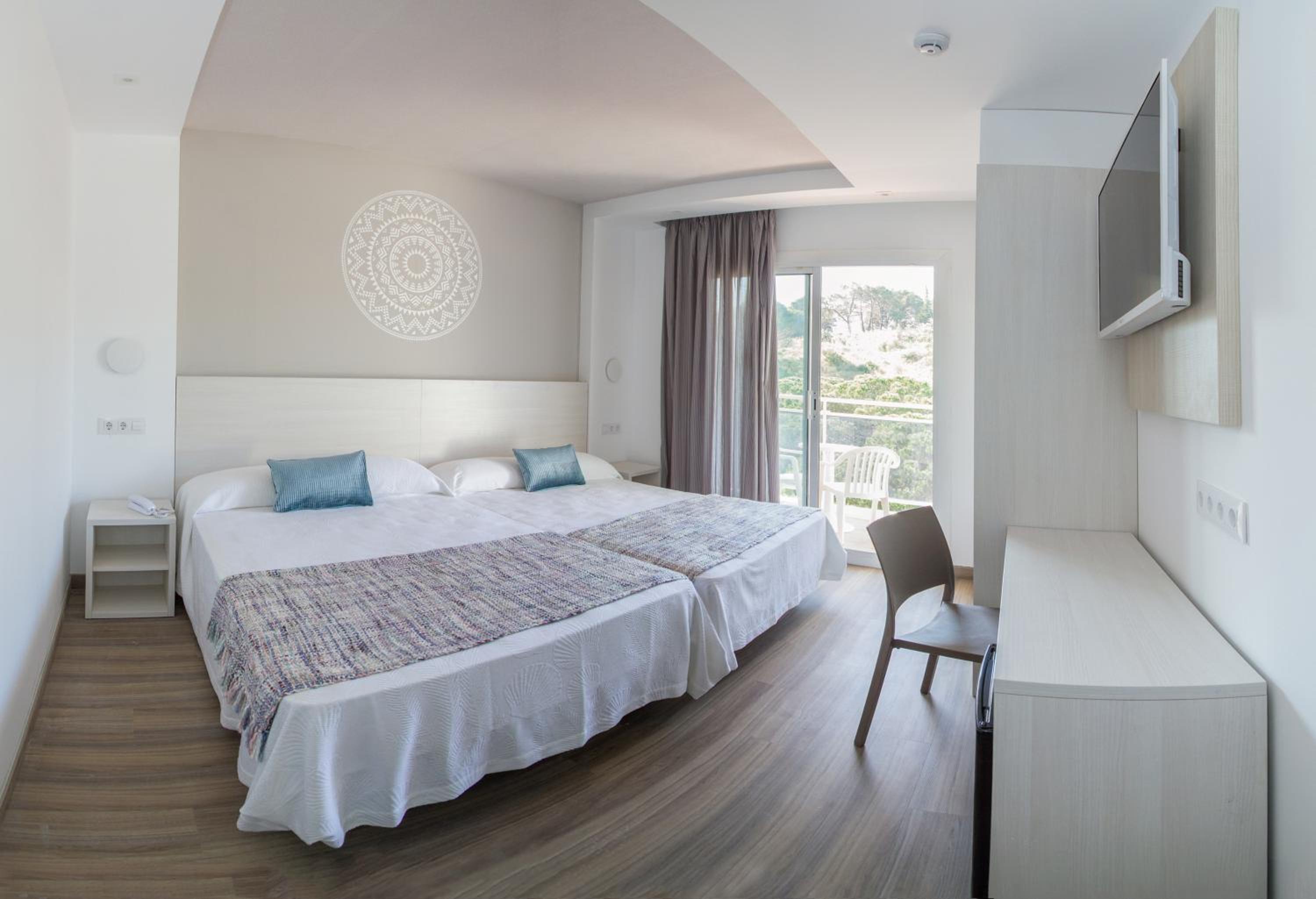 Quadruple Room (3 Adults + 1 Child) - Photo 1
