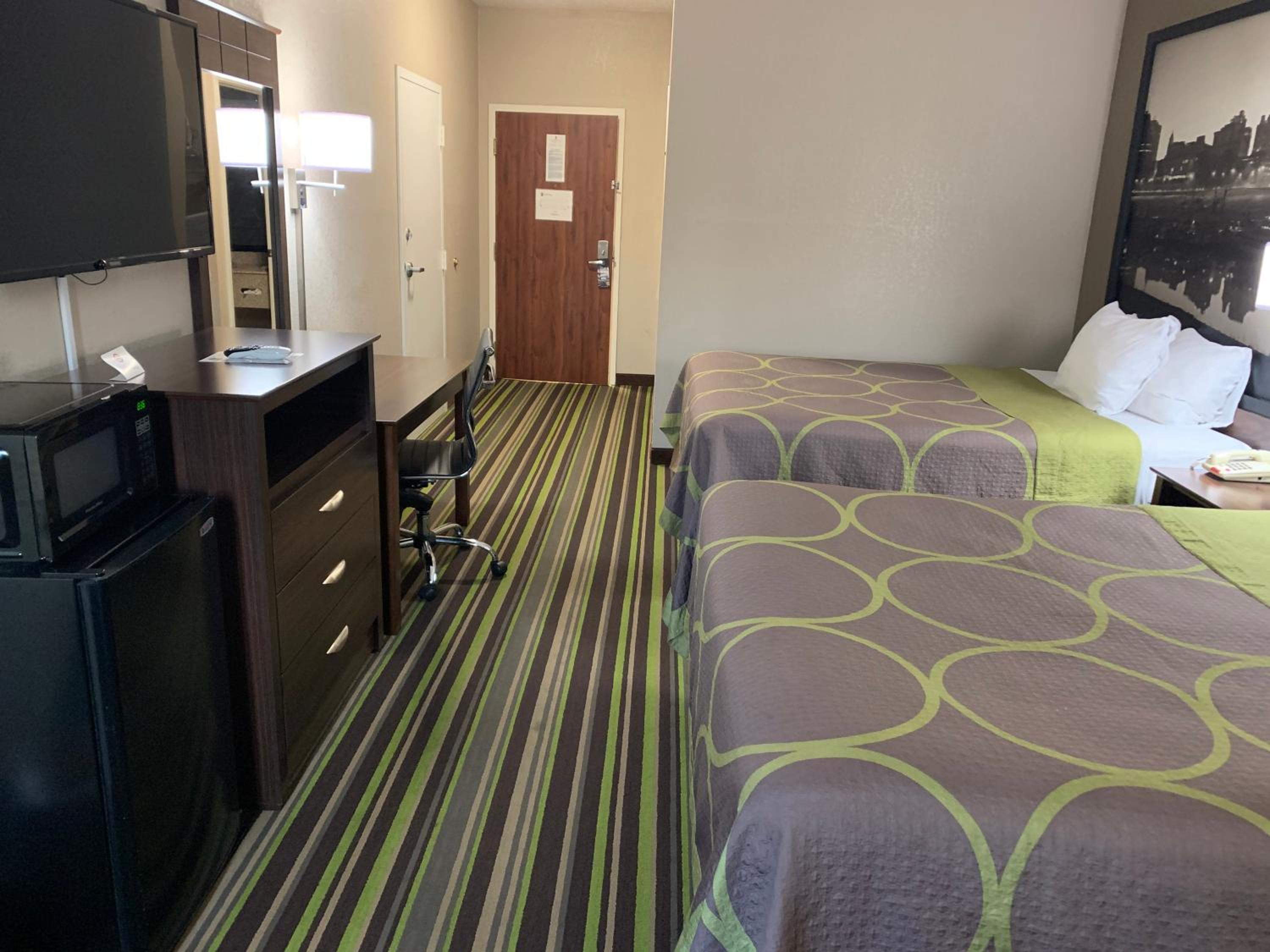 Queen Room with Two Queen Beds - Non-Smoking - Photo 4
