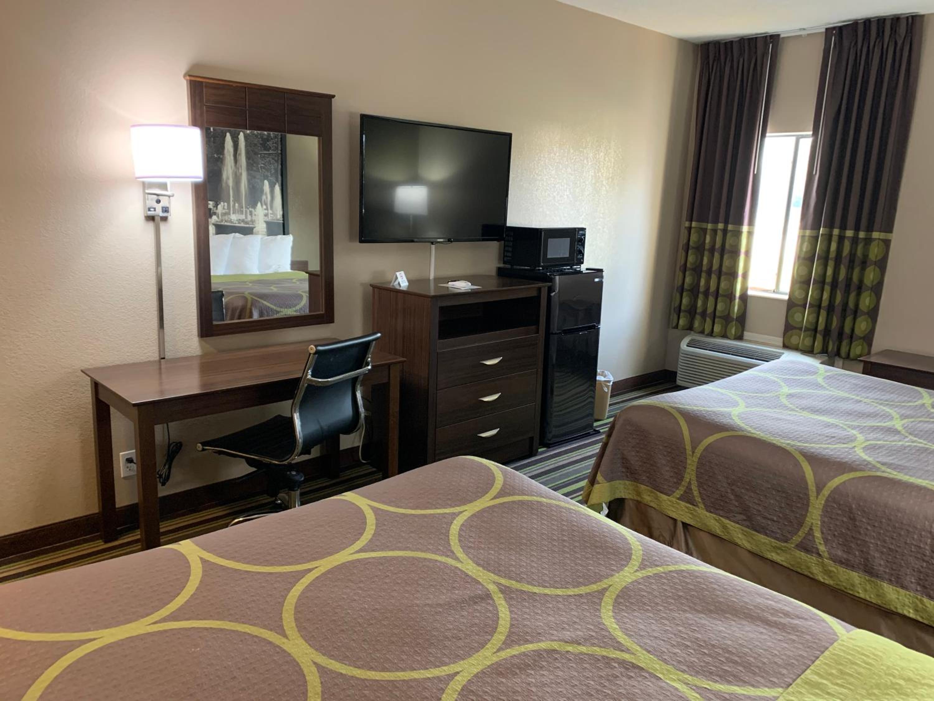 Queen Room with Two Queen Beds - Non-Smoking - Photo 5