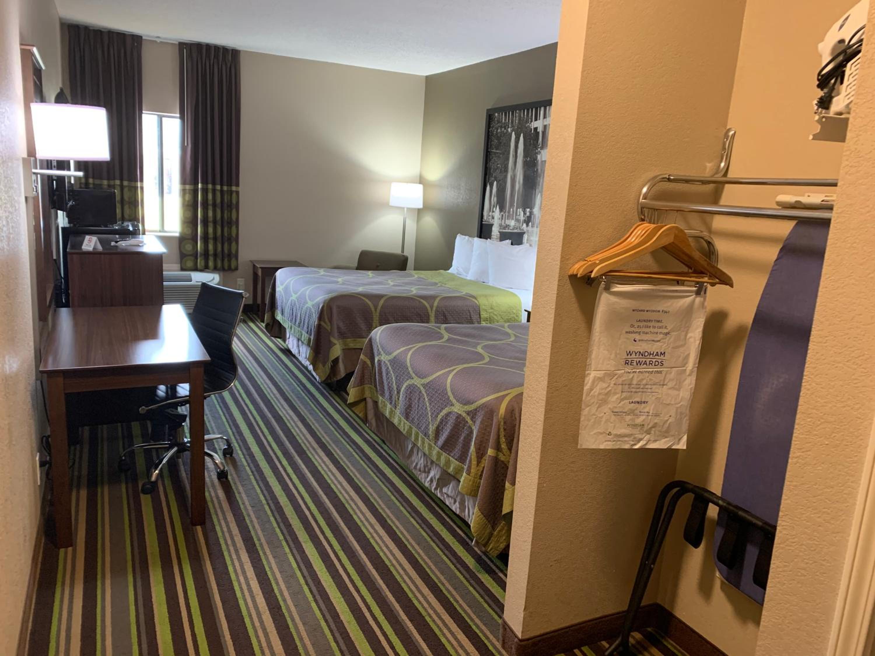 Queen Room with Two Queen Beds - Non-Smoking - Photo 3