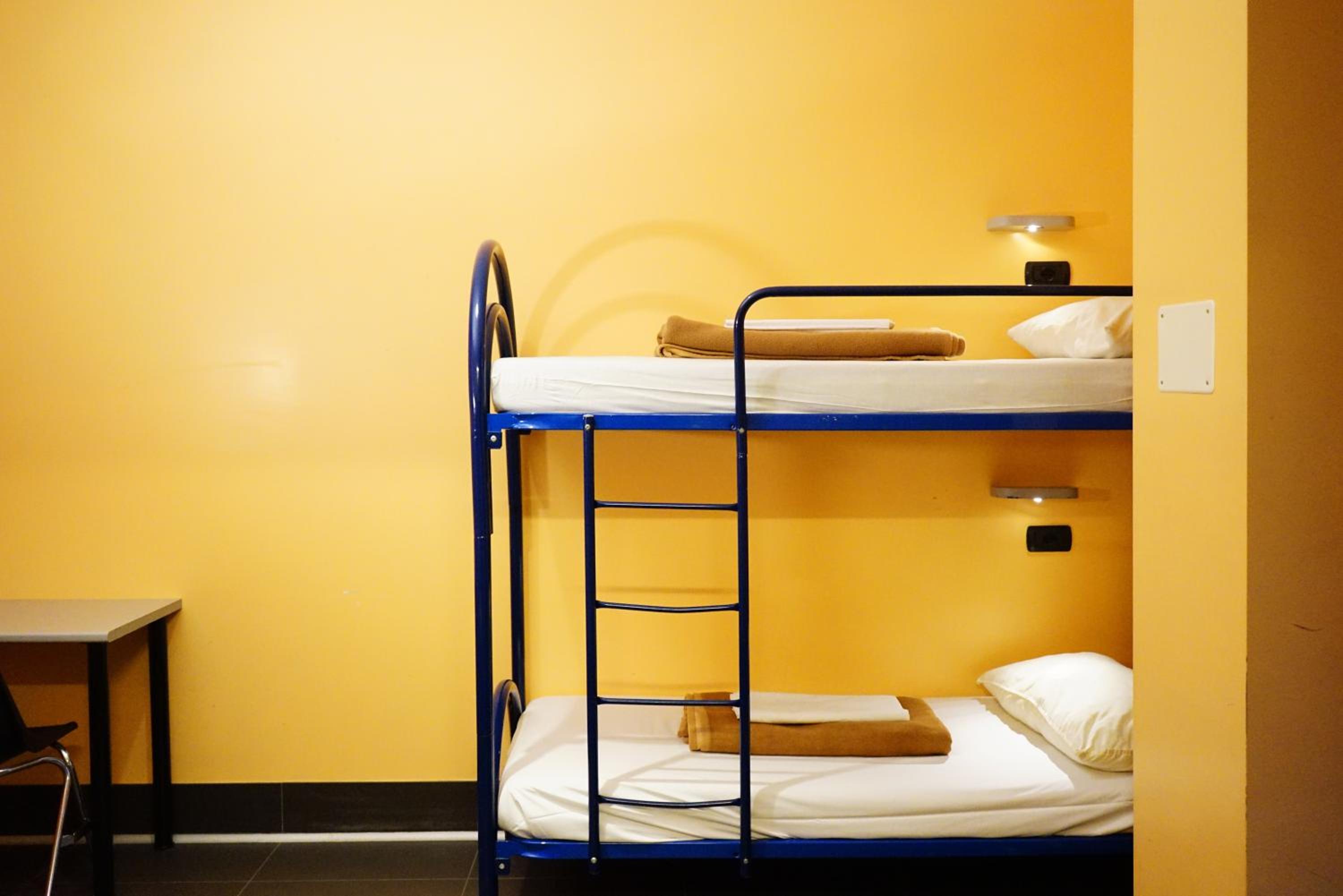 Bed in 6-Bed Male Dormitory Room with Private Bathroom photo 3