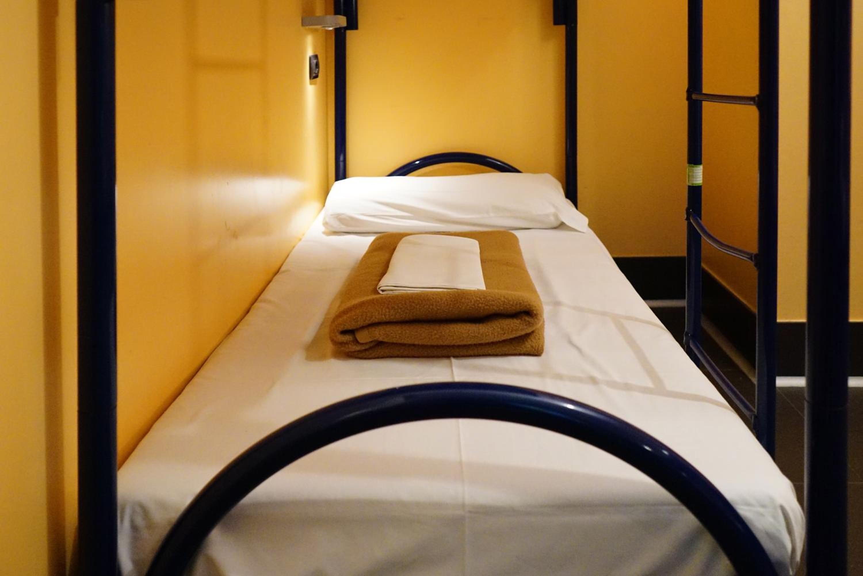 Bed in 6-Bed Female Dormitory Room with Private Bathroom photo 1