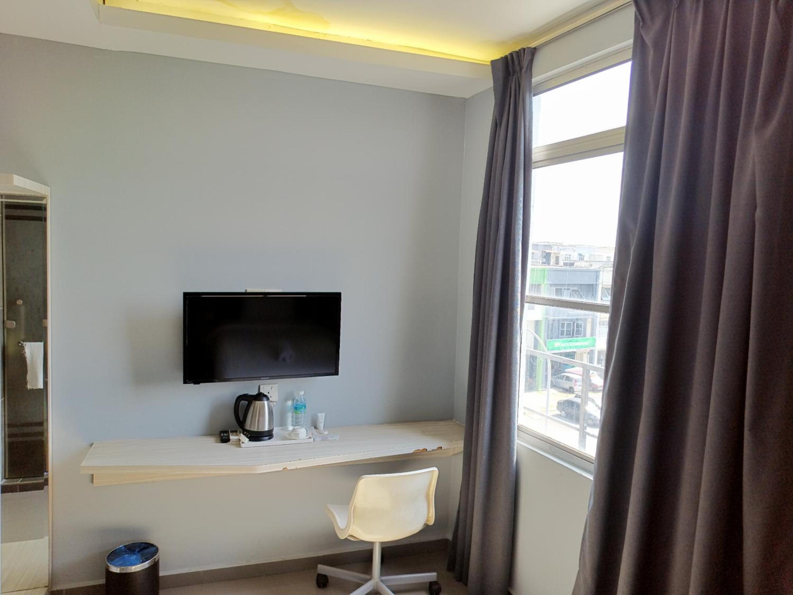 Deluxe Single Room with Window