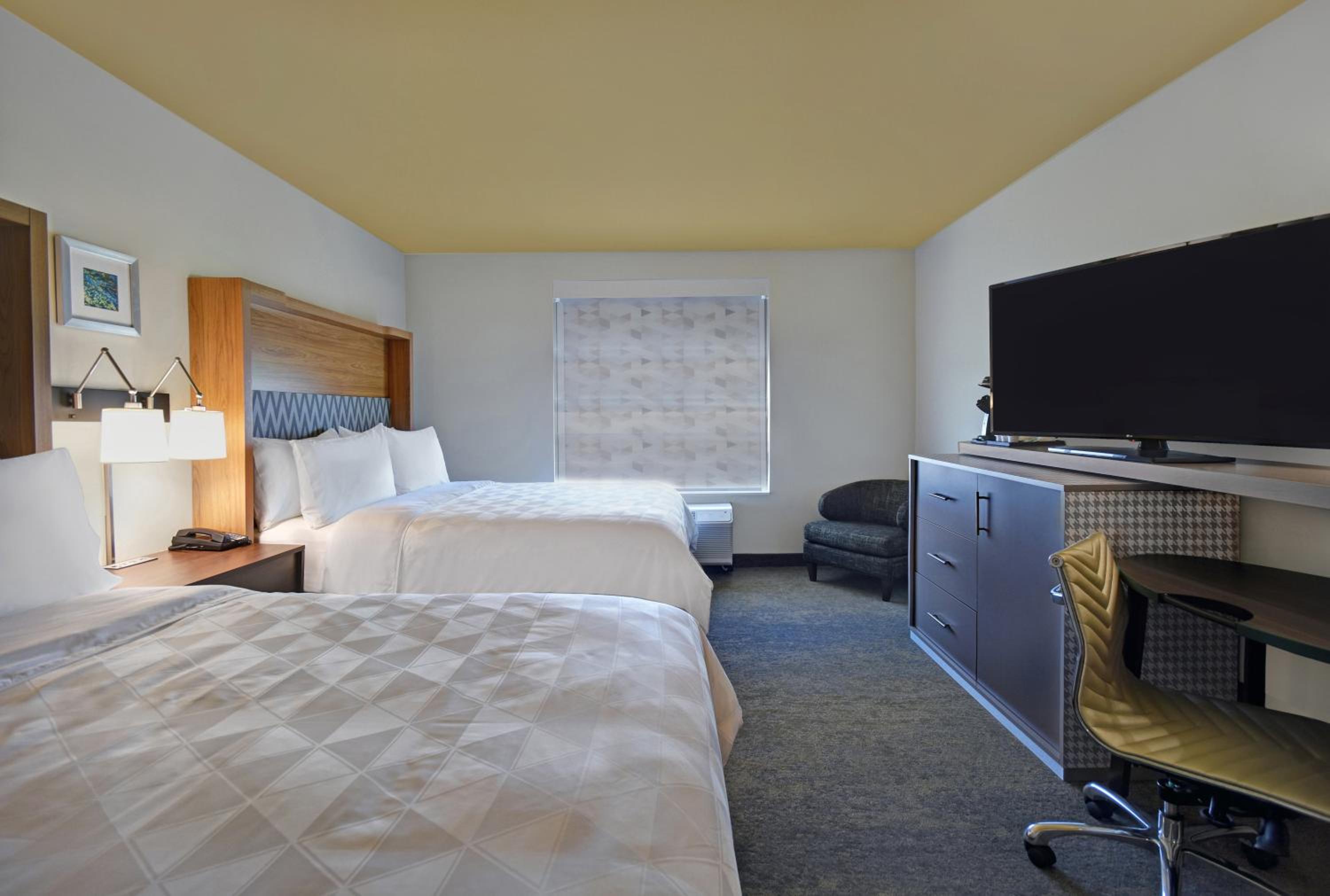 Standard Room with Two Queen Beds - Photo 4