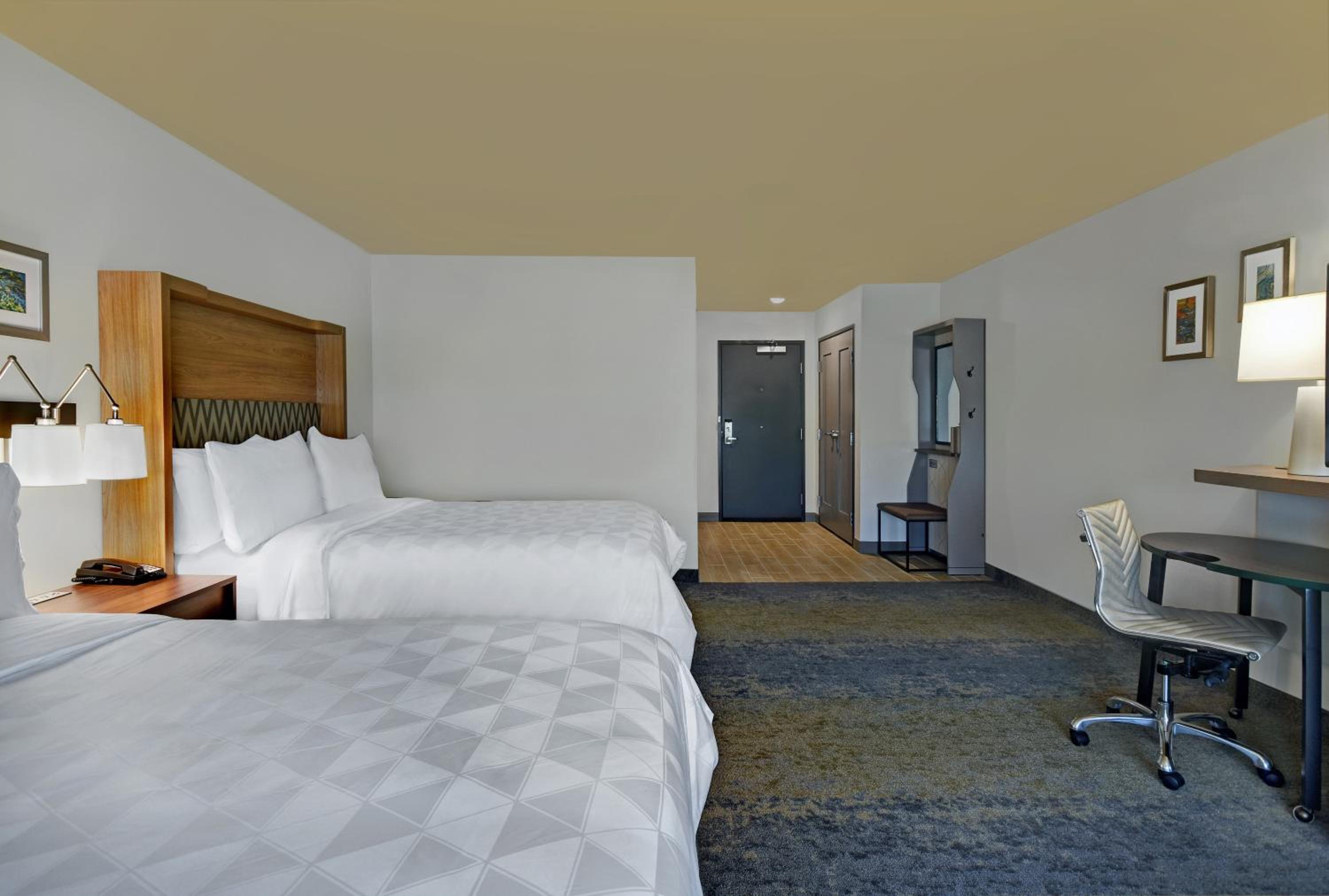 Standard Queen Room with Two Queen Beds and Mobility Accessible Tub - Photo 3