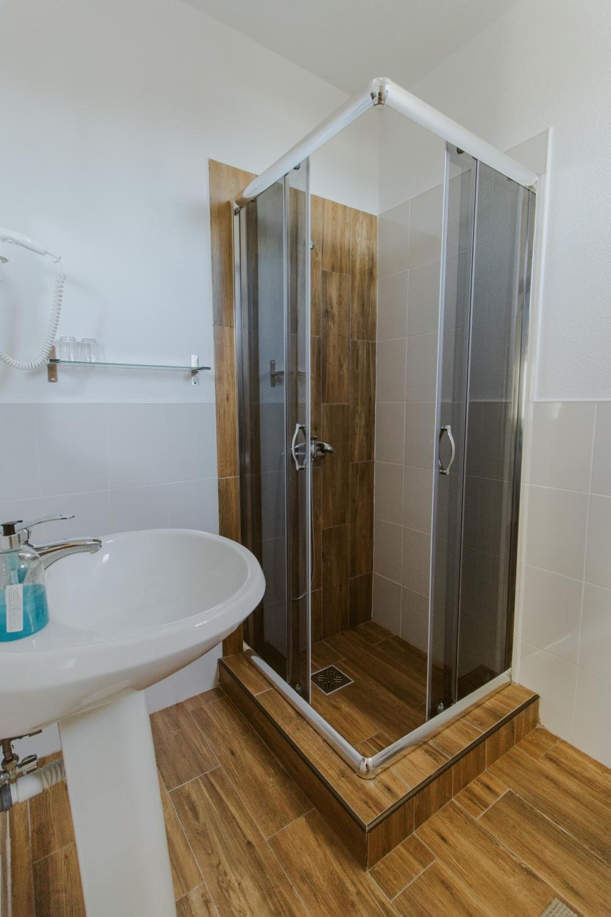 Double Room - Photo 11