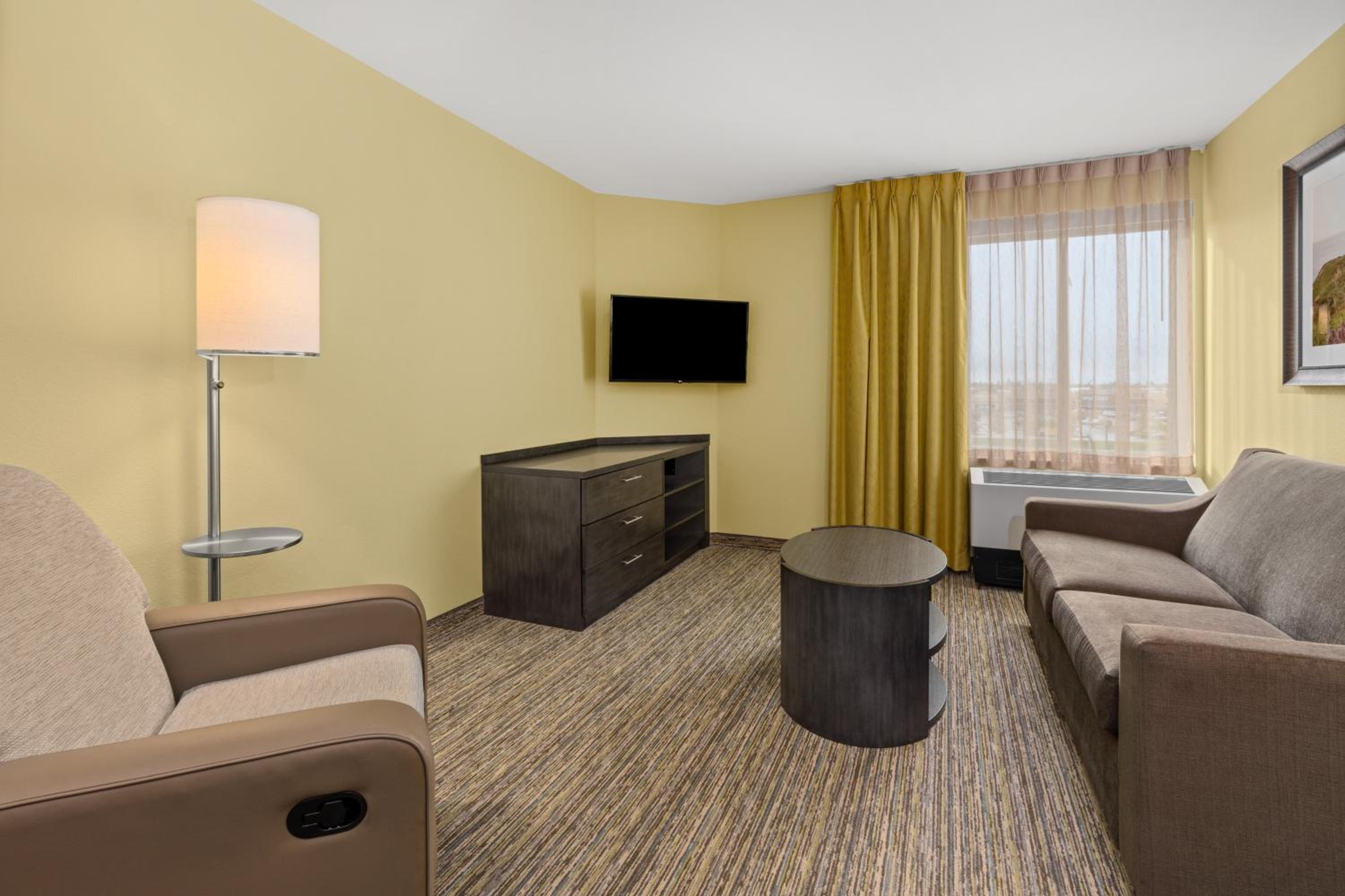 One-Bedroom Queen Suite with Roll-In Shower - Mobility Access photo 1