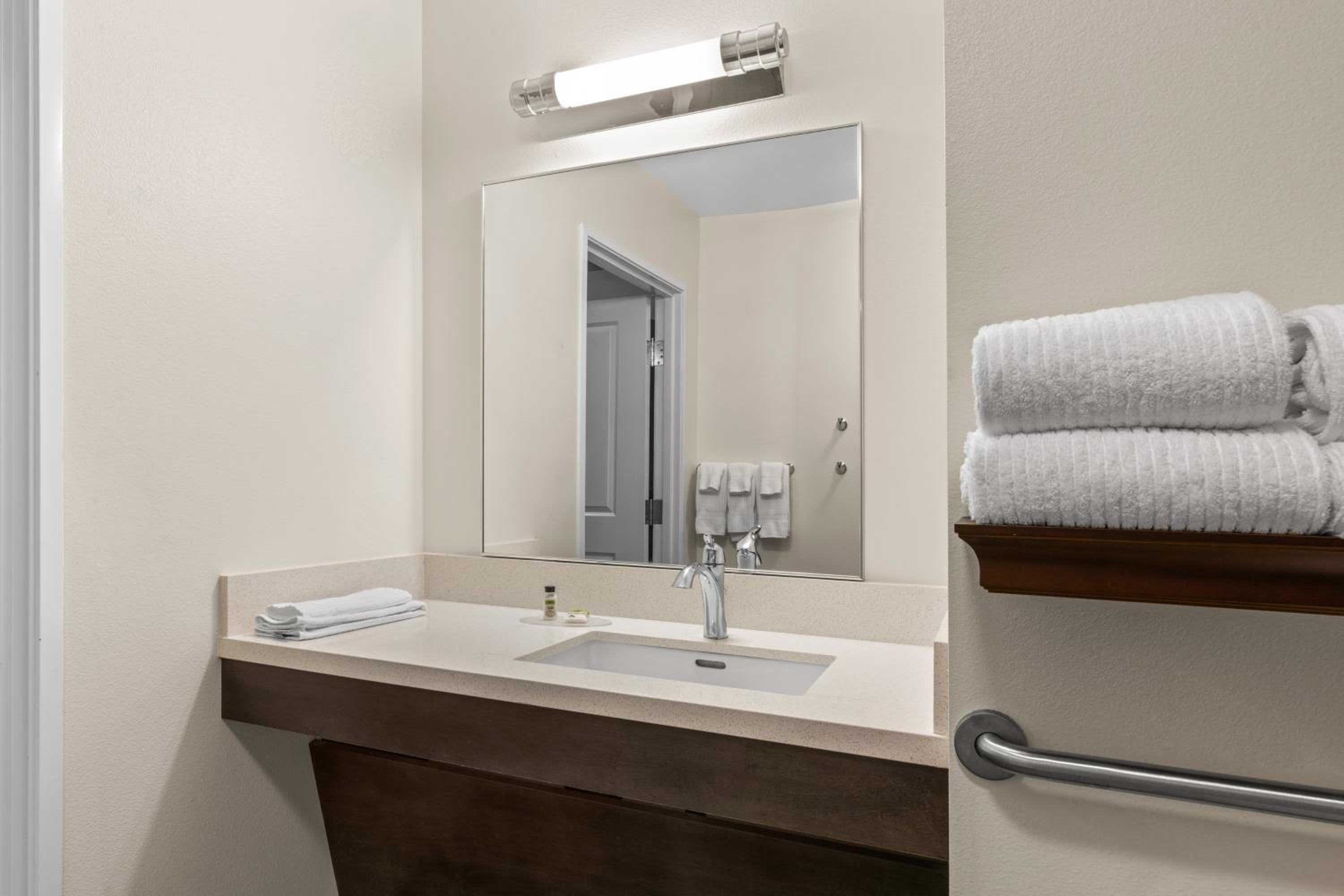 Queen Studio Suite - Mobility Access Tub/Non-Smoking photo 3