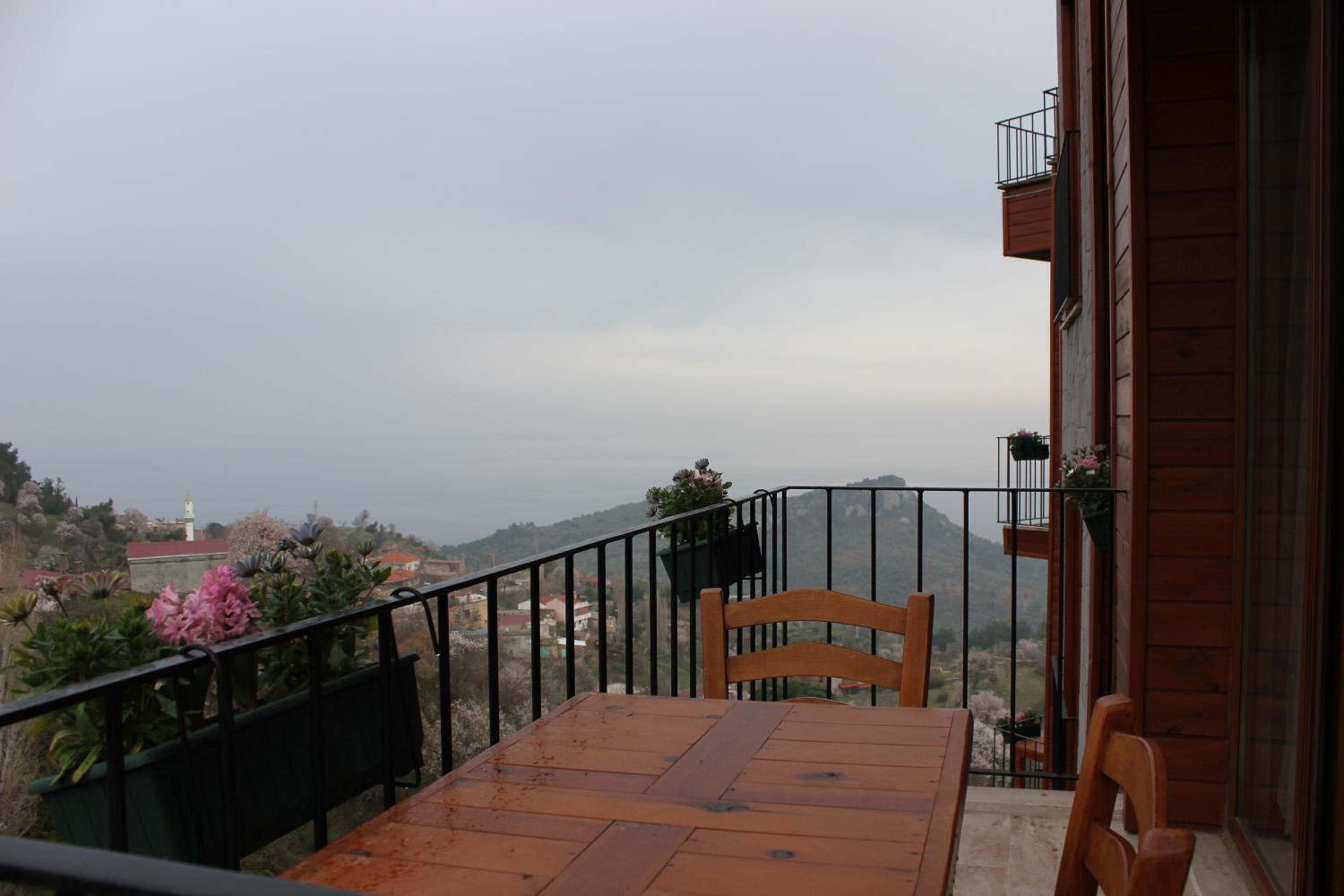 Deluxe Double Room with Side Sea View photo 2