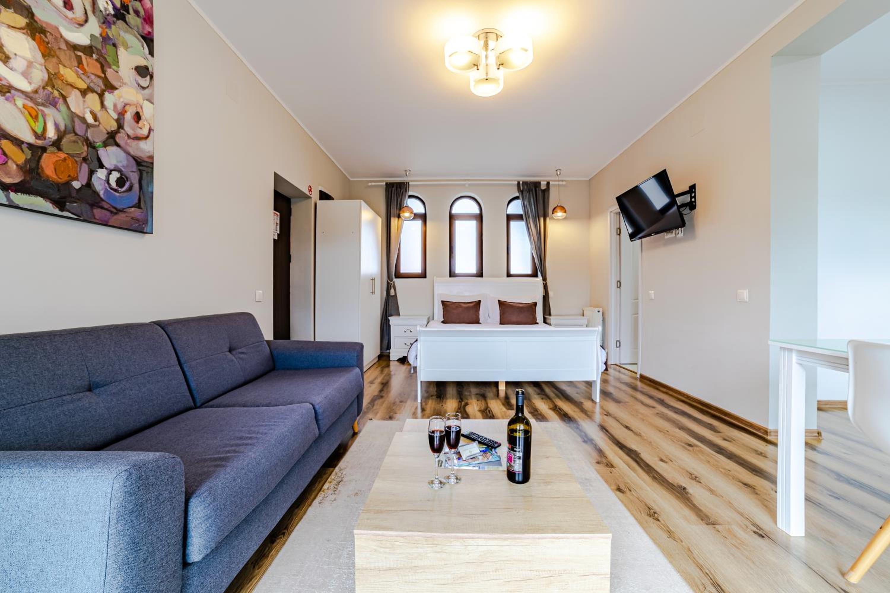 Studio Apartment - Photo 13