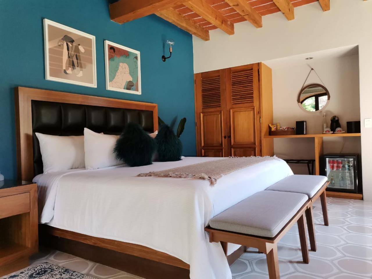 Standard King Room - Photo 8