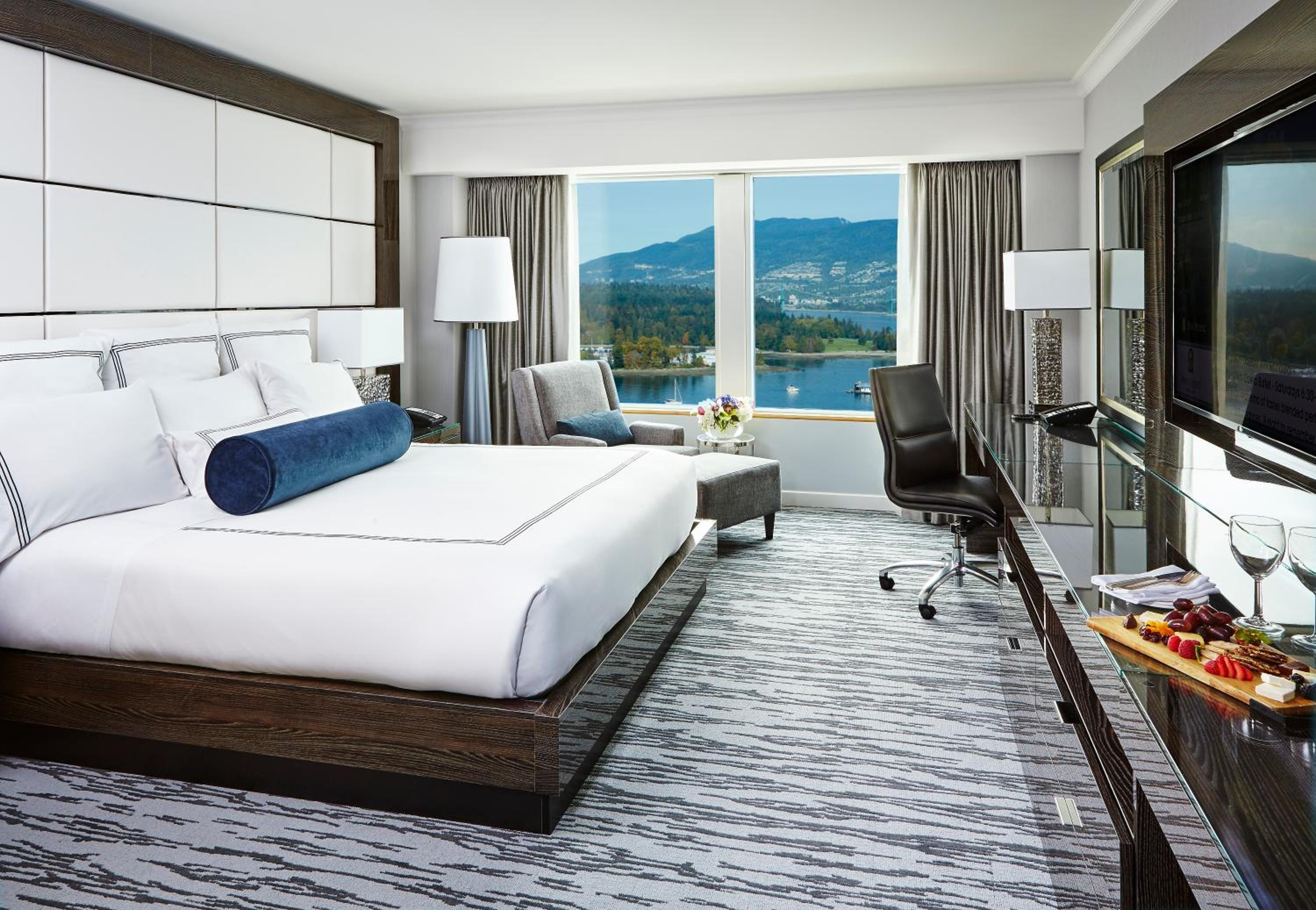 Pacific Club Deluxe Harbor King Room