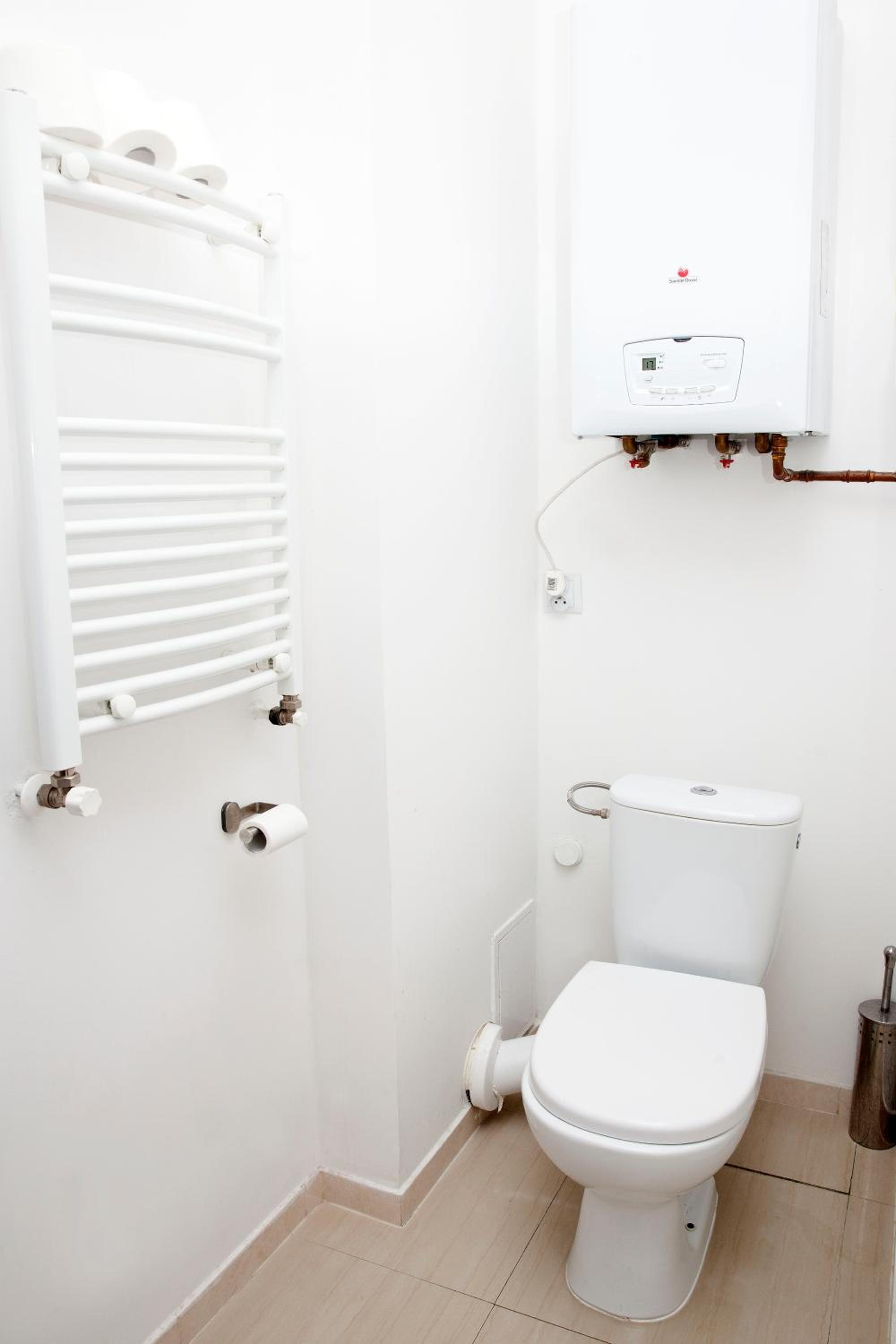 Budget Double Room - Photo 18