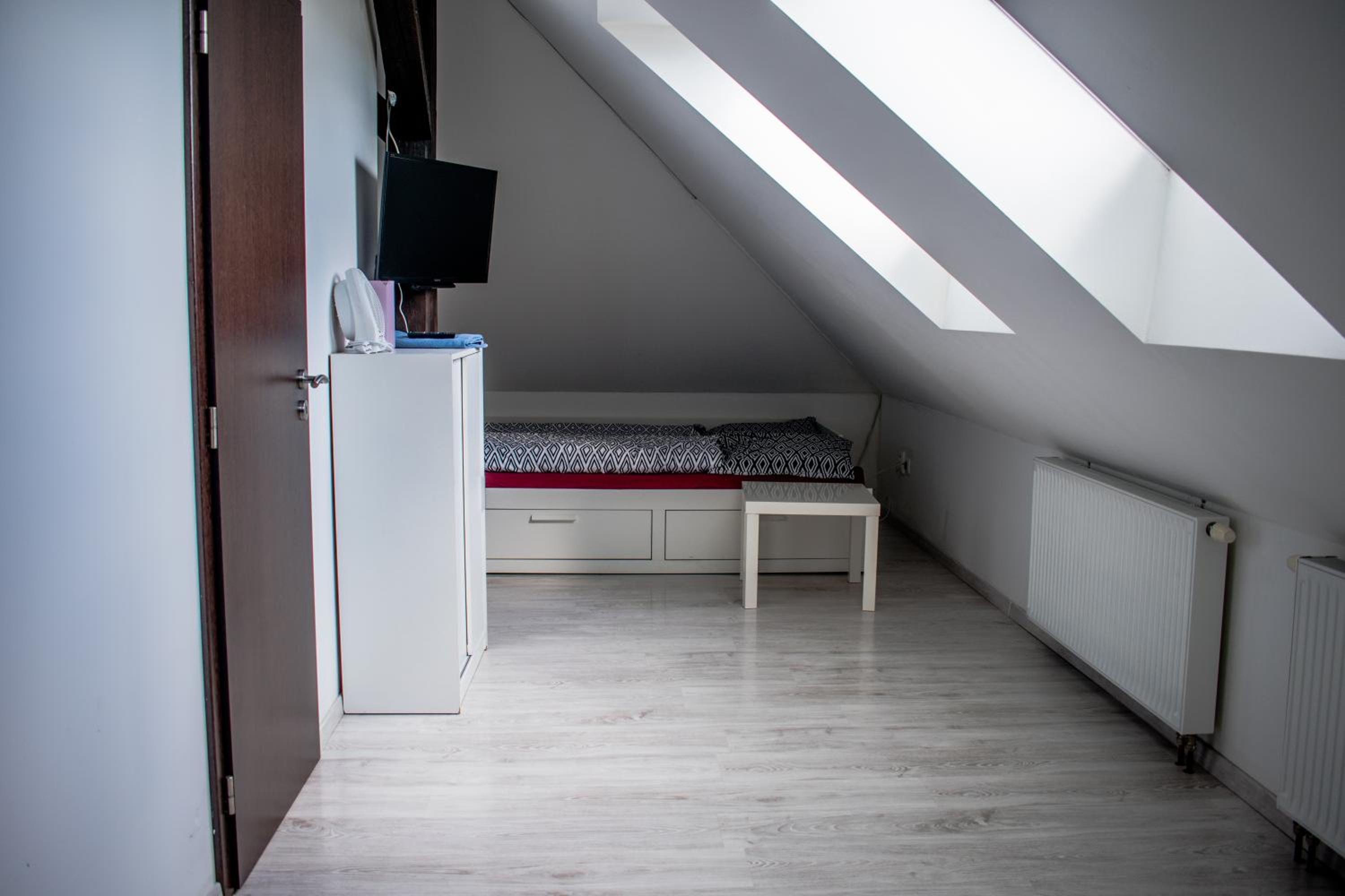 Quadruple Room with Bathroom - Photo 4