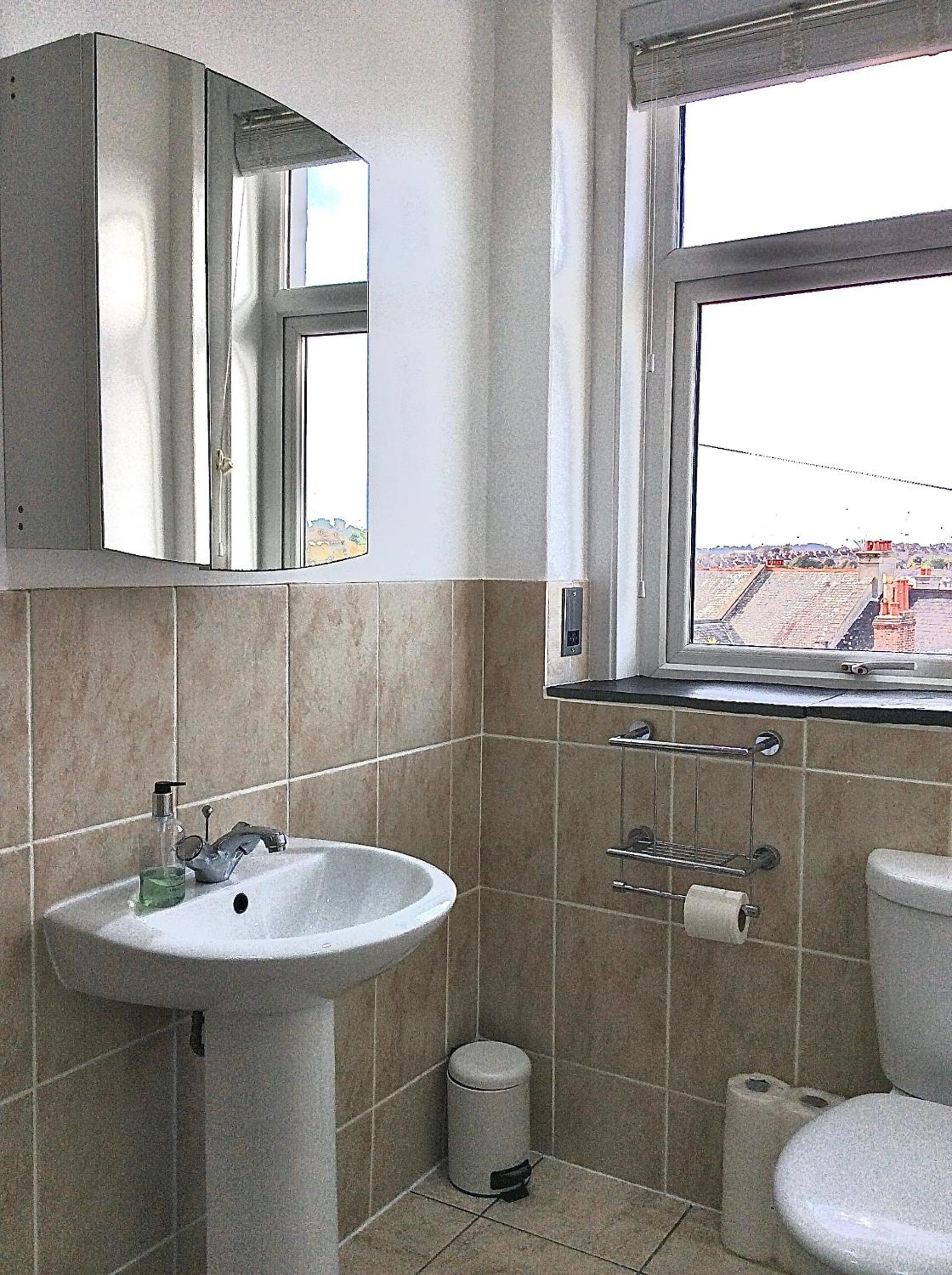 Double Room with Private Bathroom - Photo 6