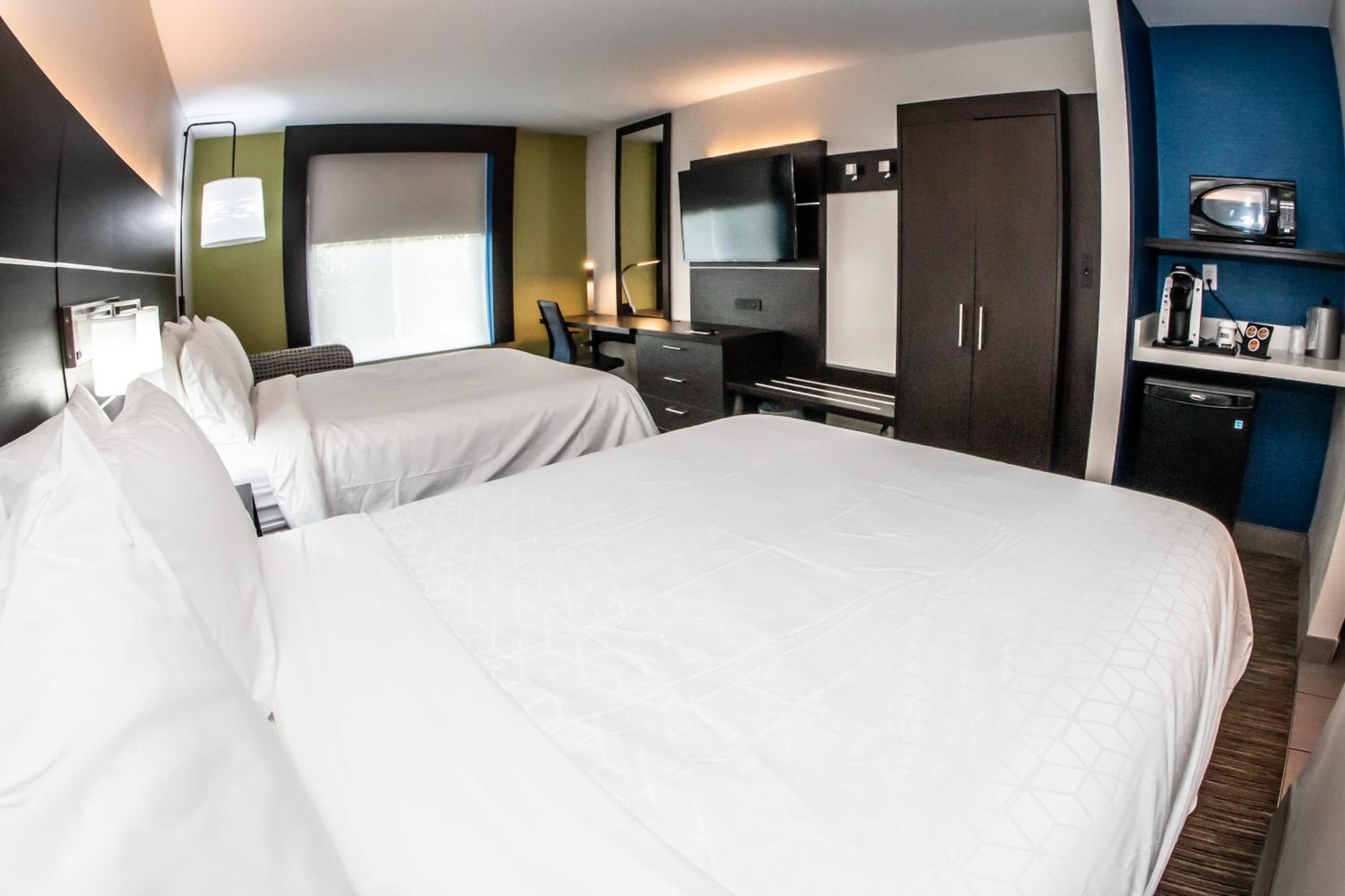 Standard Queen Room with Two Queen Beds - Photo 2