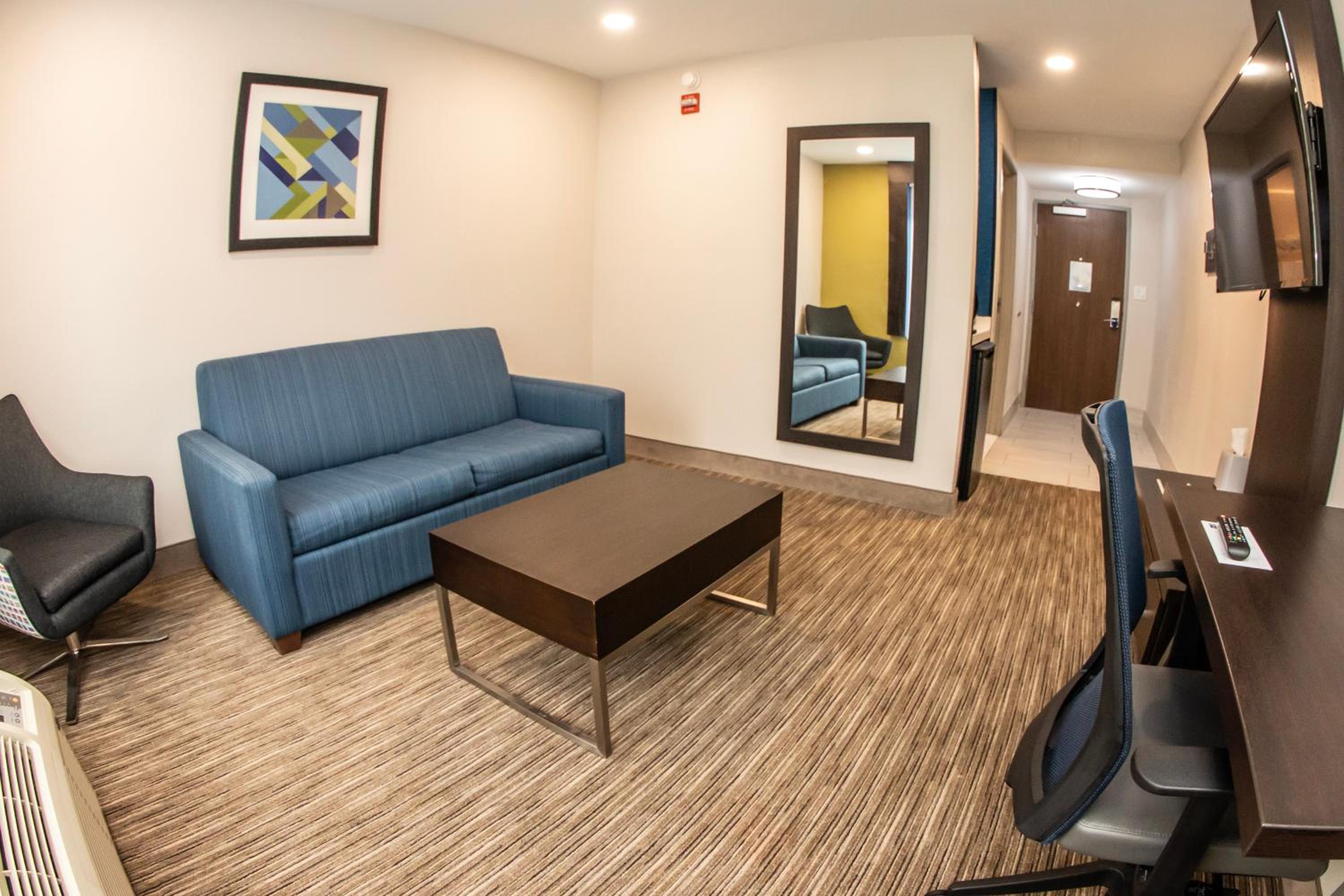 Queen Suite with Two Queen Beds and Sofa Bed - Photo 1