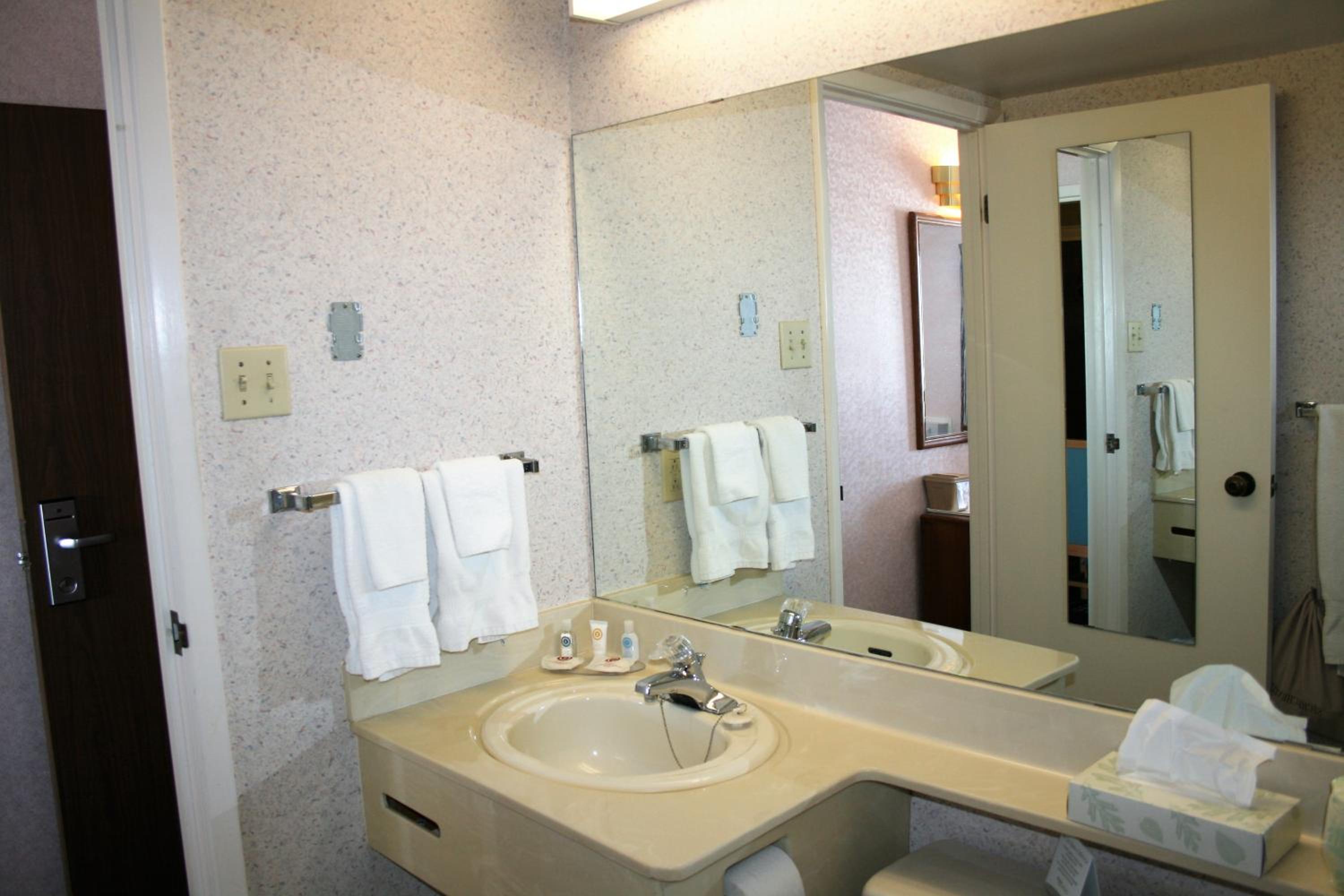 Queen Room with Two Queen Beds - High Floor - Photo 4