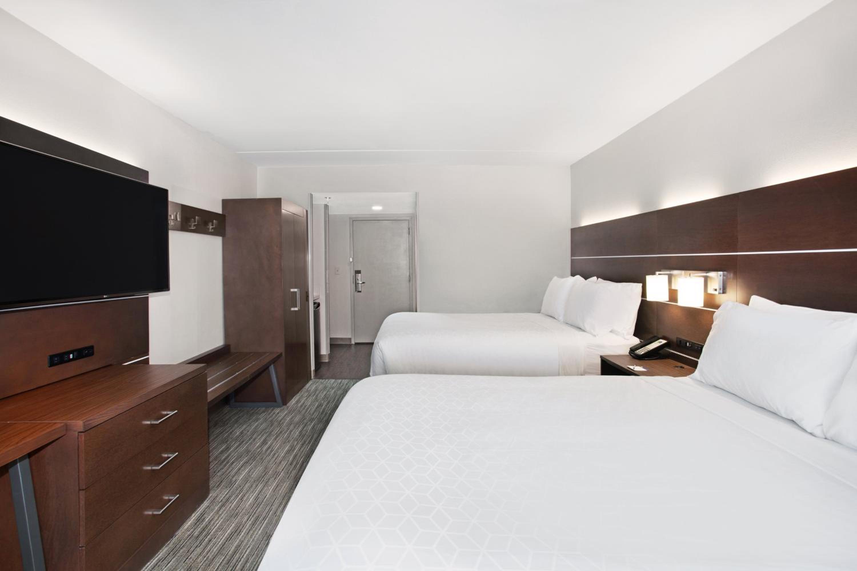Standard Room with Two Queen Beds - Photo 3