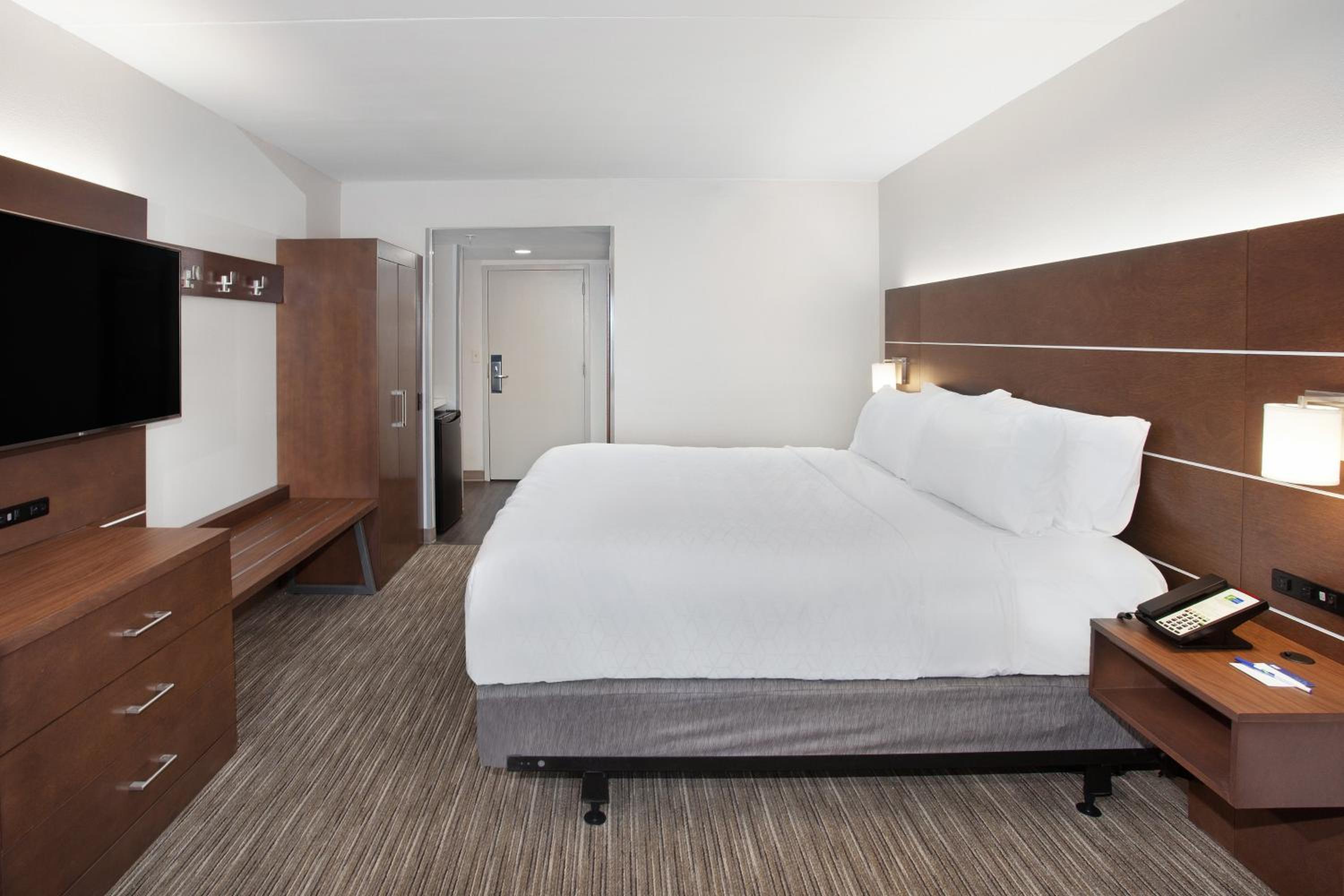 Standard King Room - Photo 5
