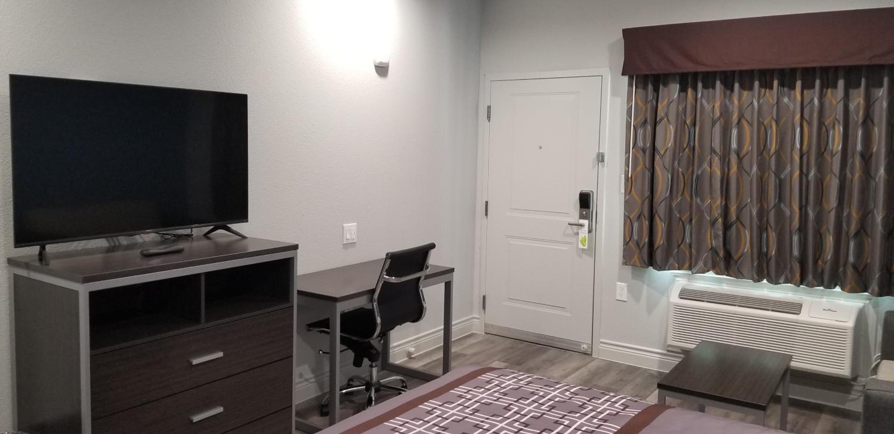 King Room - Non-Smoking - Photo 8