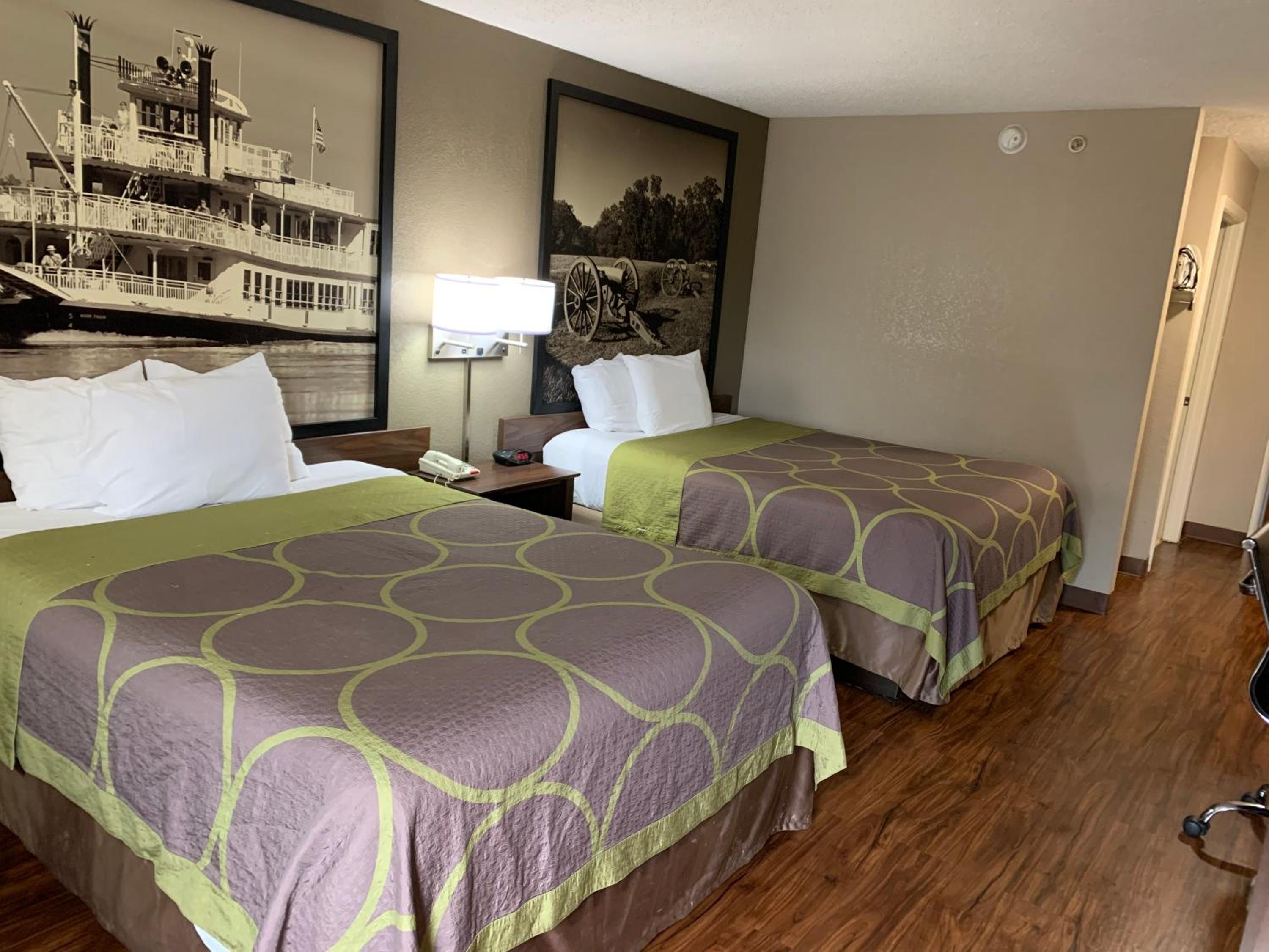Queen Room With Two Queen Beds - Smoking photo 1
