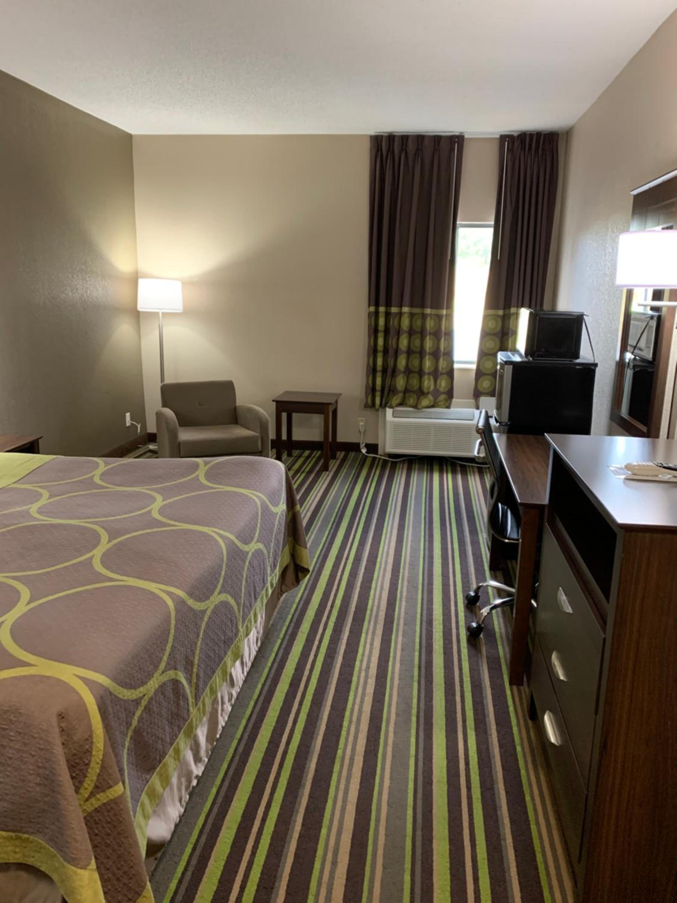 King Room - Non-Smoking - Photo 5