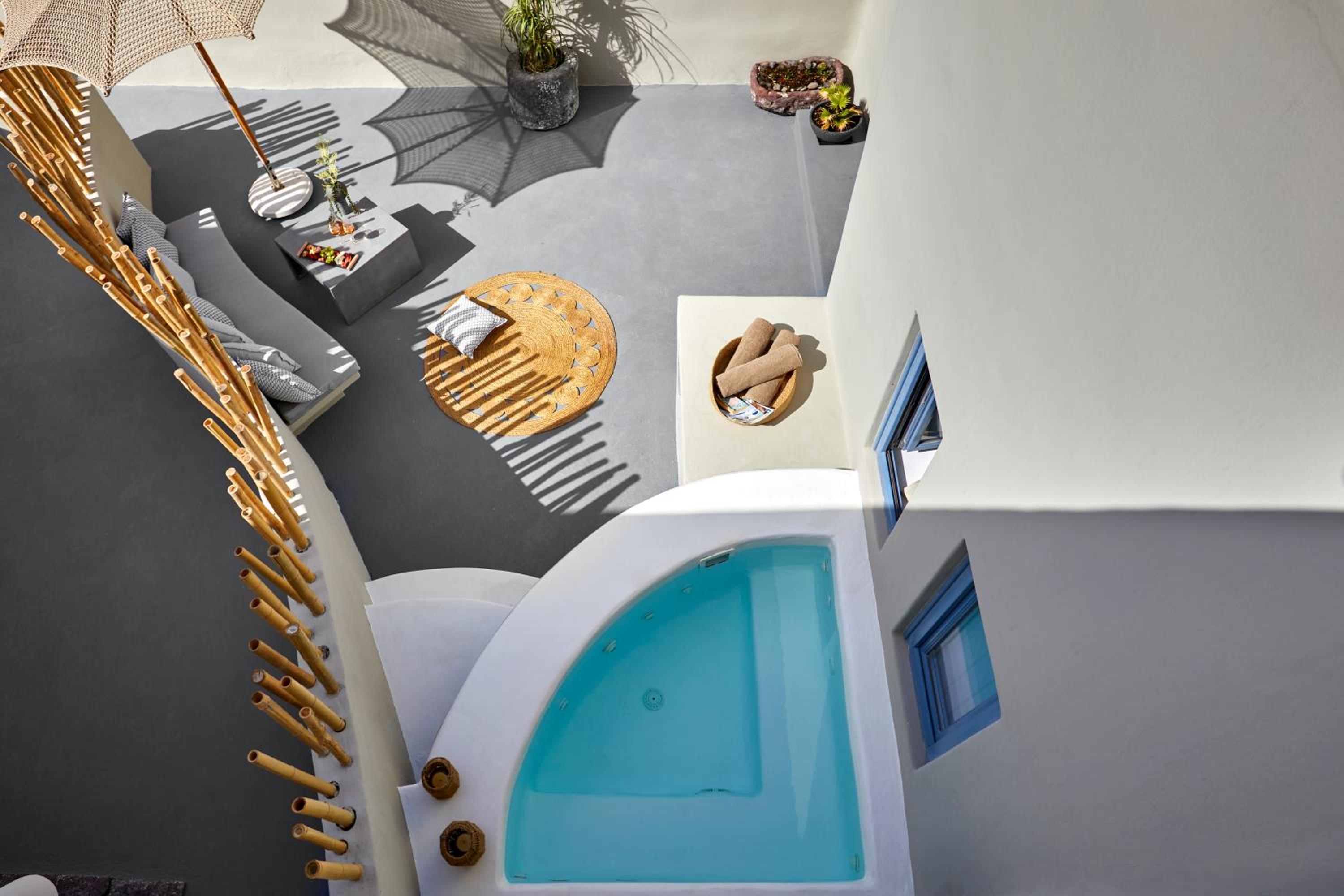 Emerald Suite With Outdoor Hot Tub - Photo 16