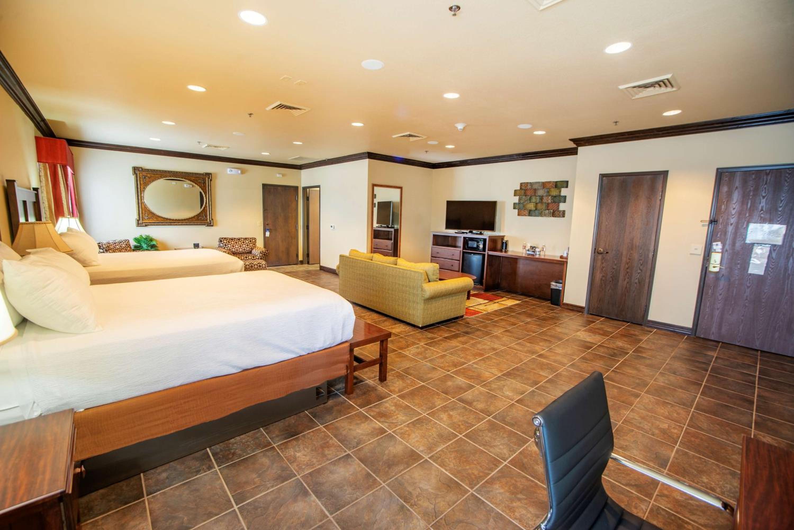 The Governor Suite - 2 Queen beds with Sleeper Sofa