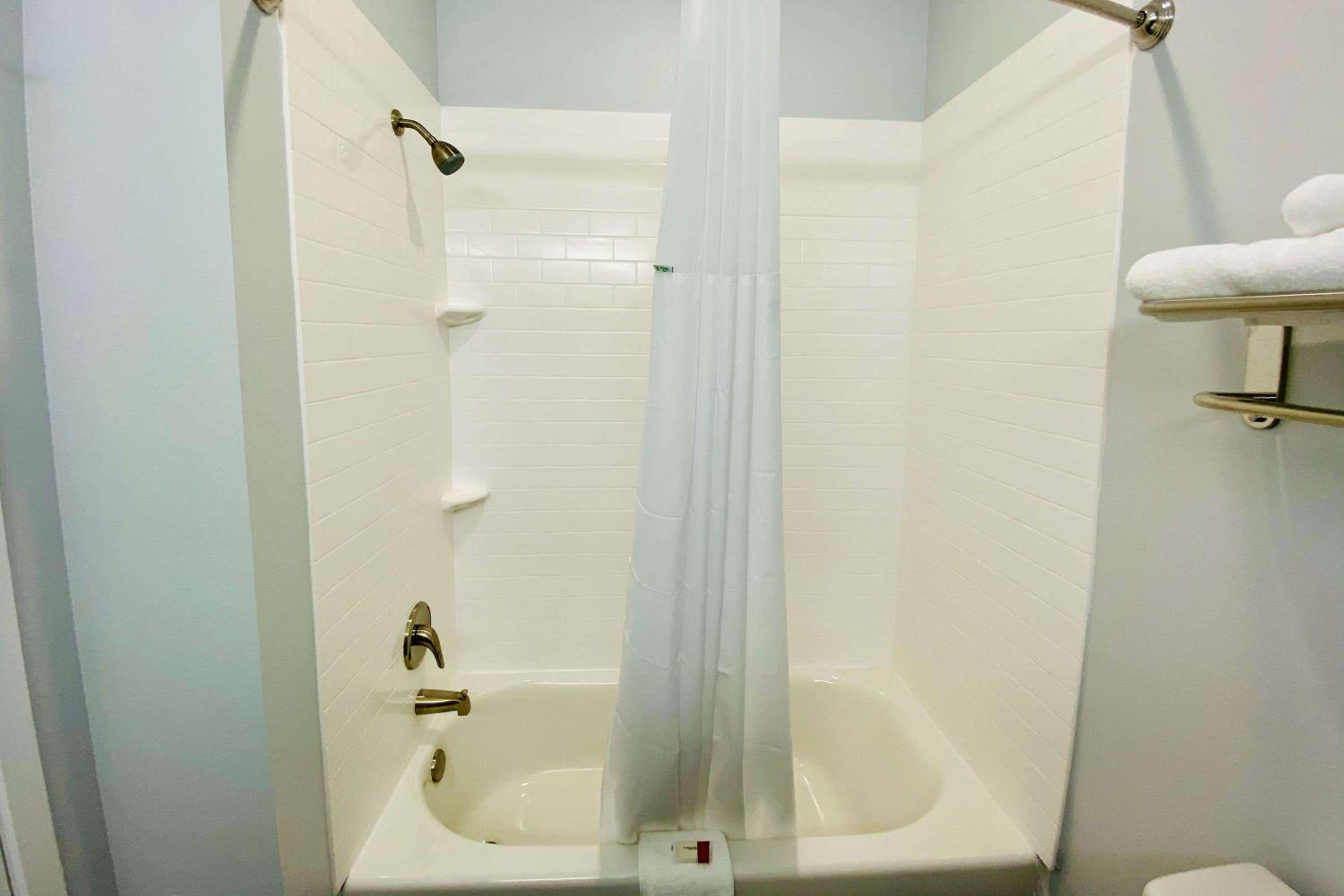 Deluxe King Suite - Non-Smoking - Photo 3
