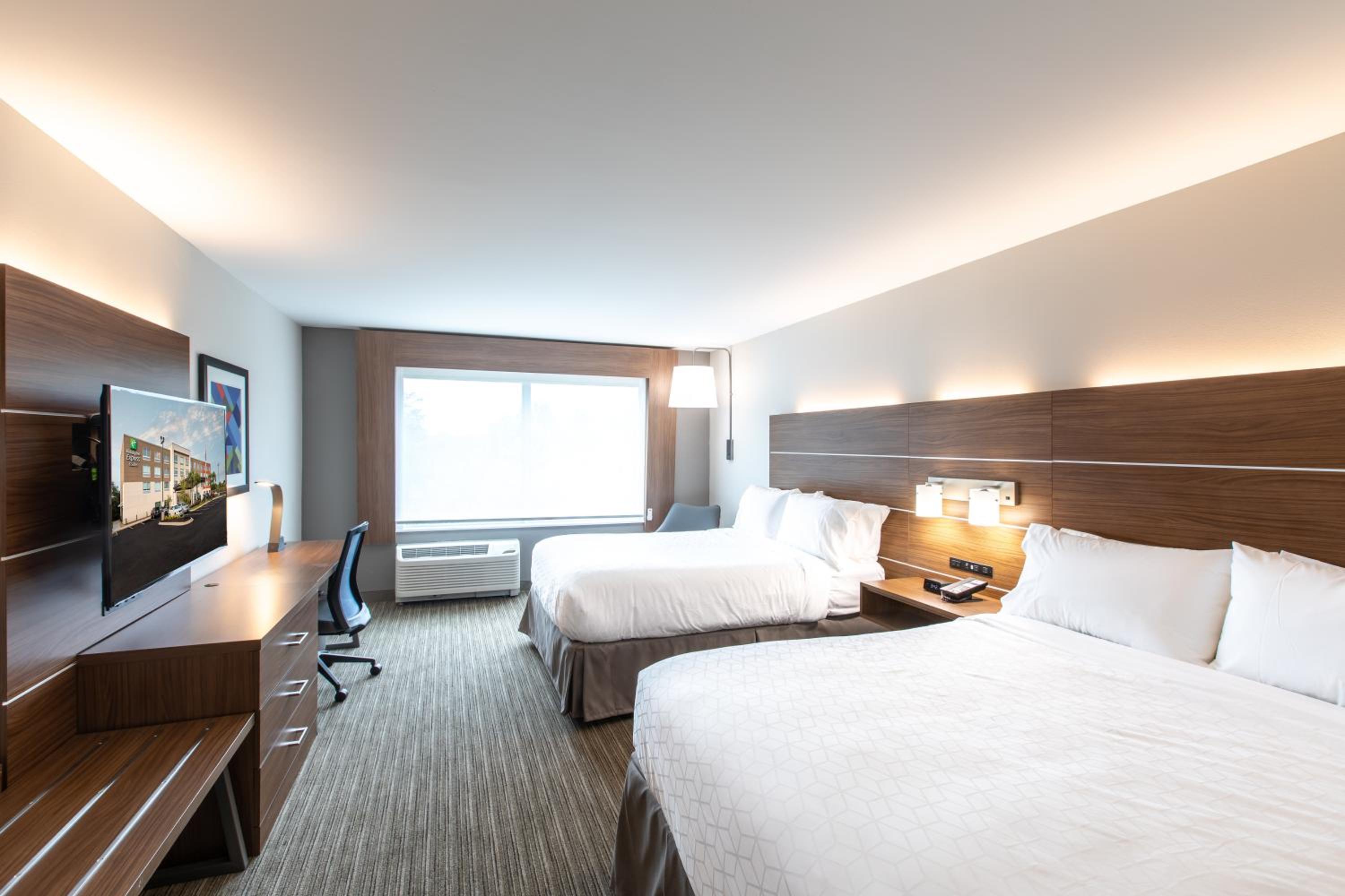 Standard Room with Two Queen Beds photo 3