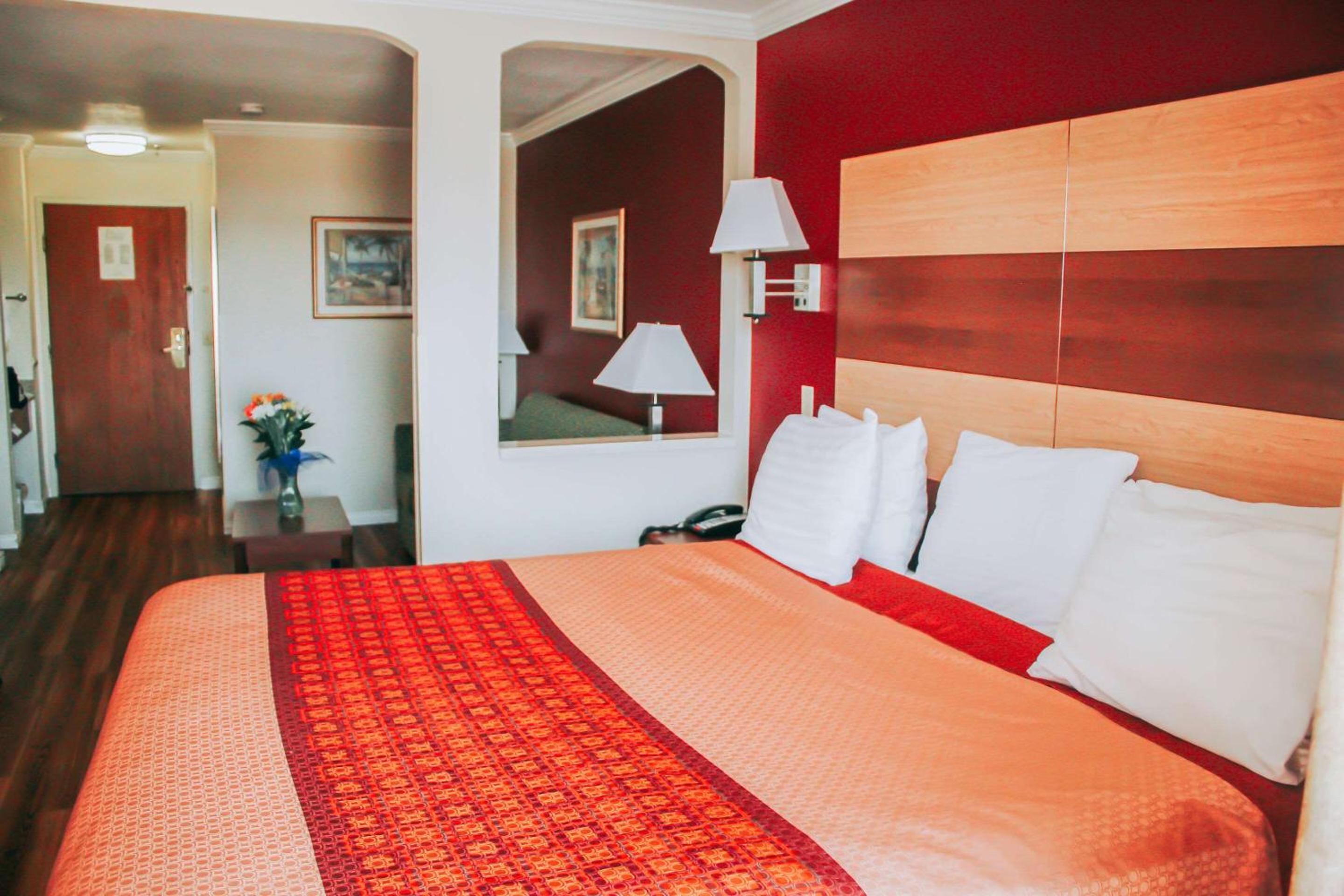King Suite - Lake View - Photo 4