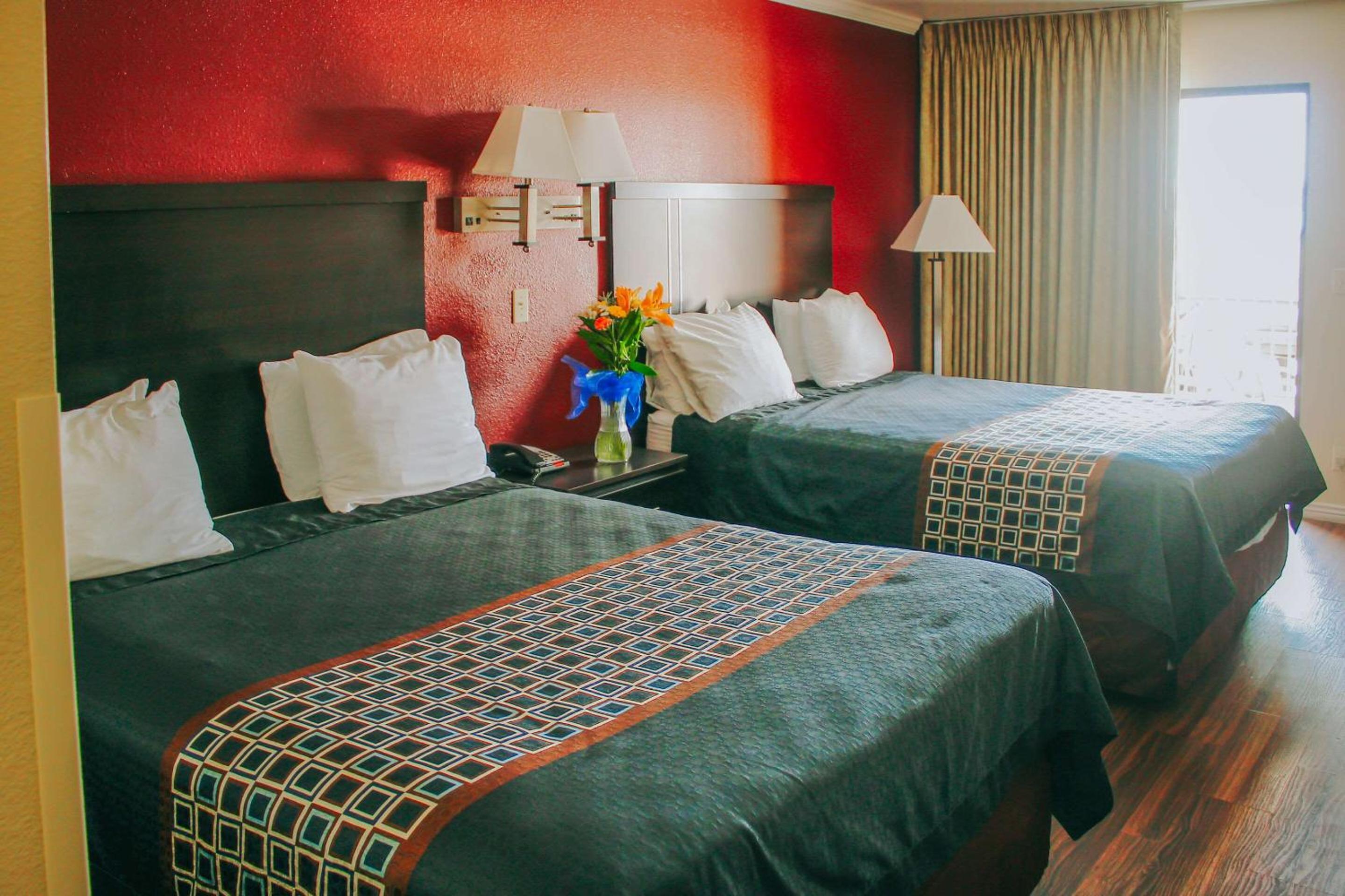 Queen Room with Two Queen Beds - Lake View - Photo 1
