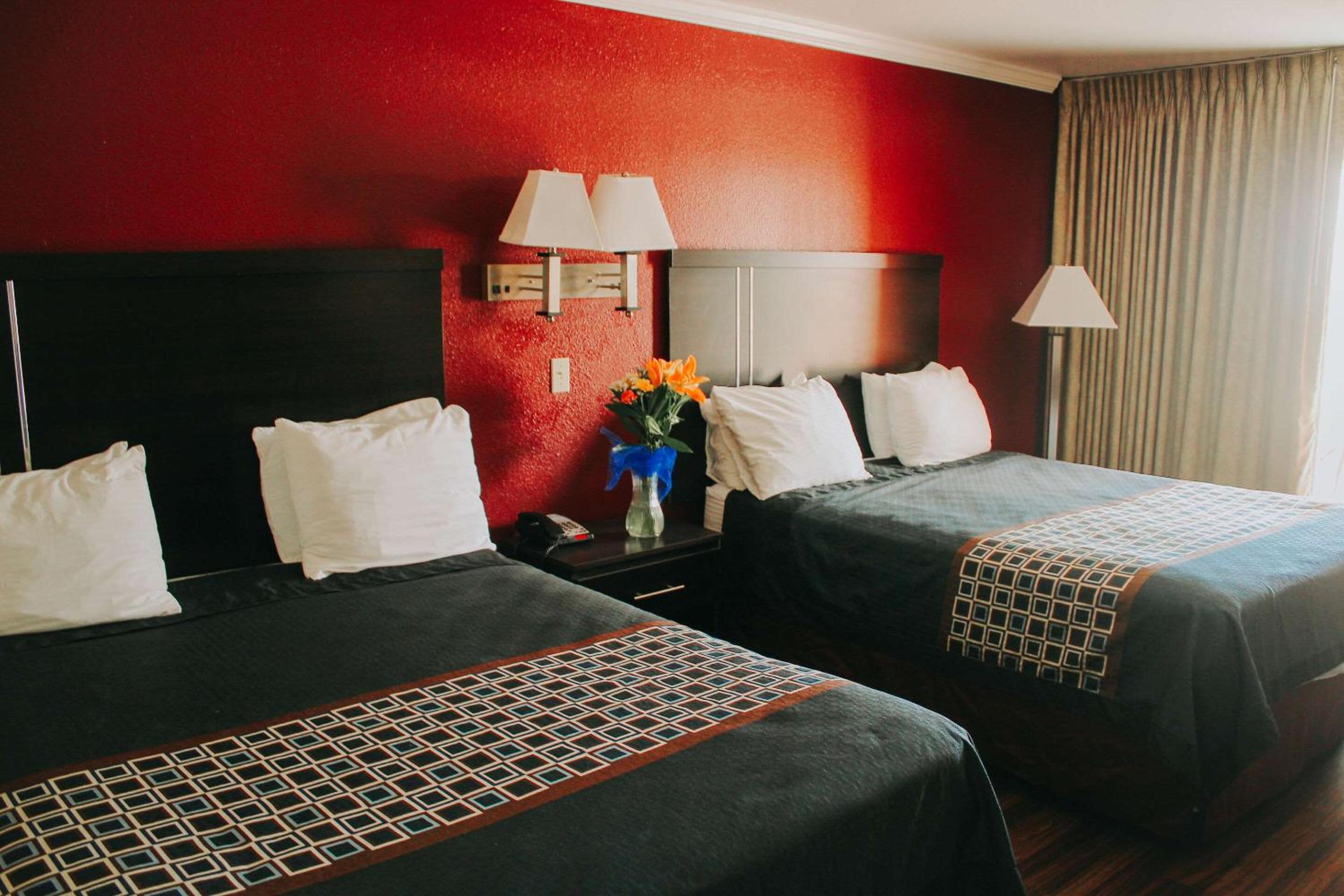 Queen Room with Two Queen Beds - Lake View - Photo 5