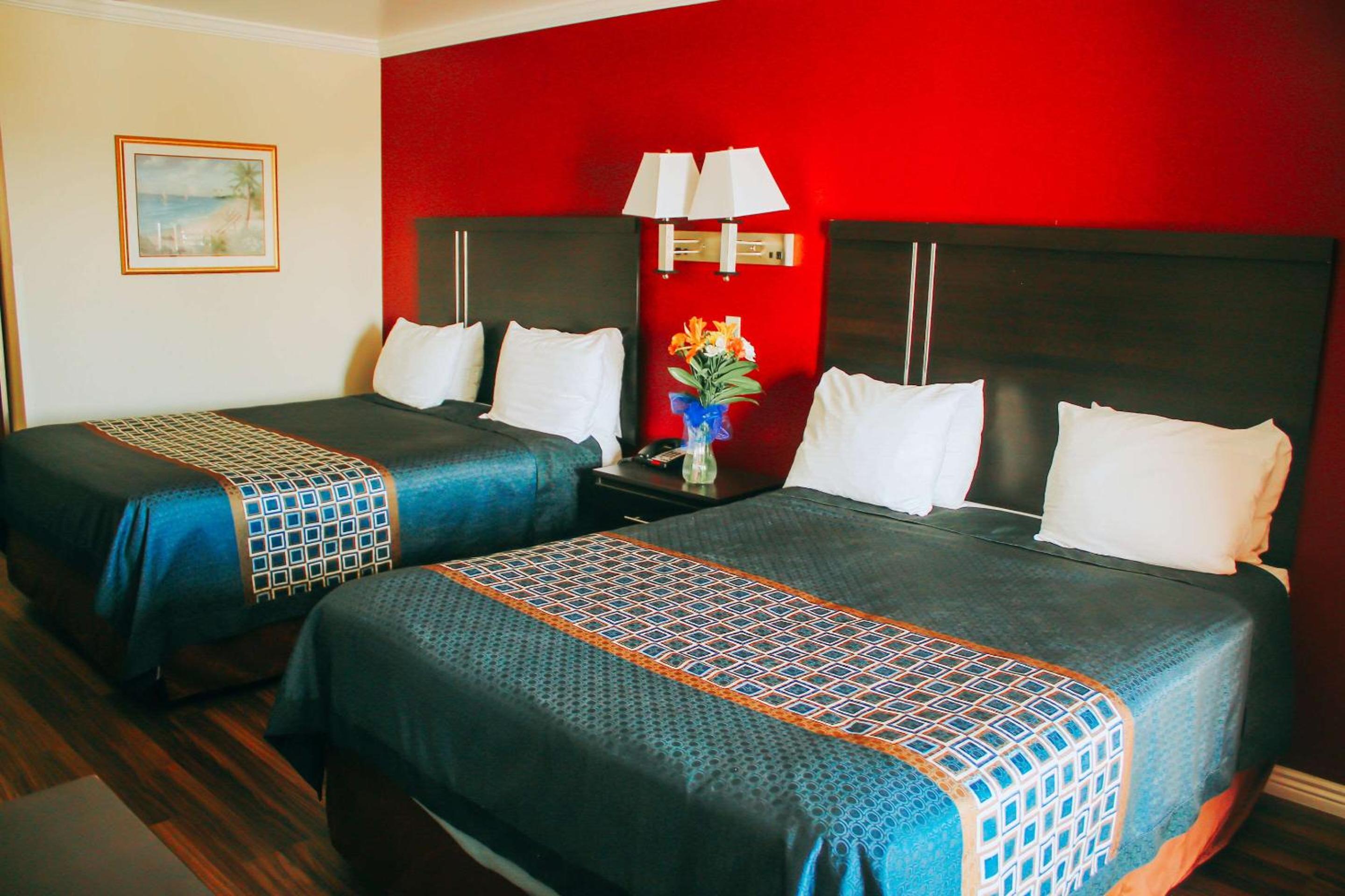 Queen Room with Two Queen Beds - Lake View - Photo 4