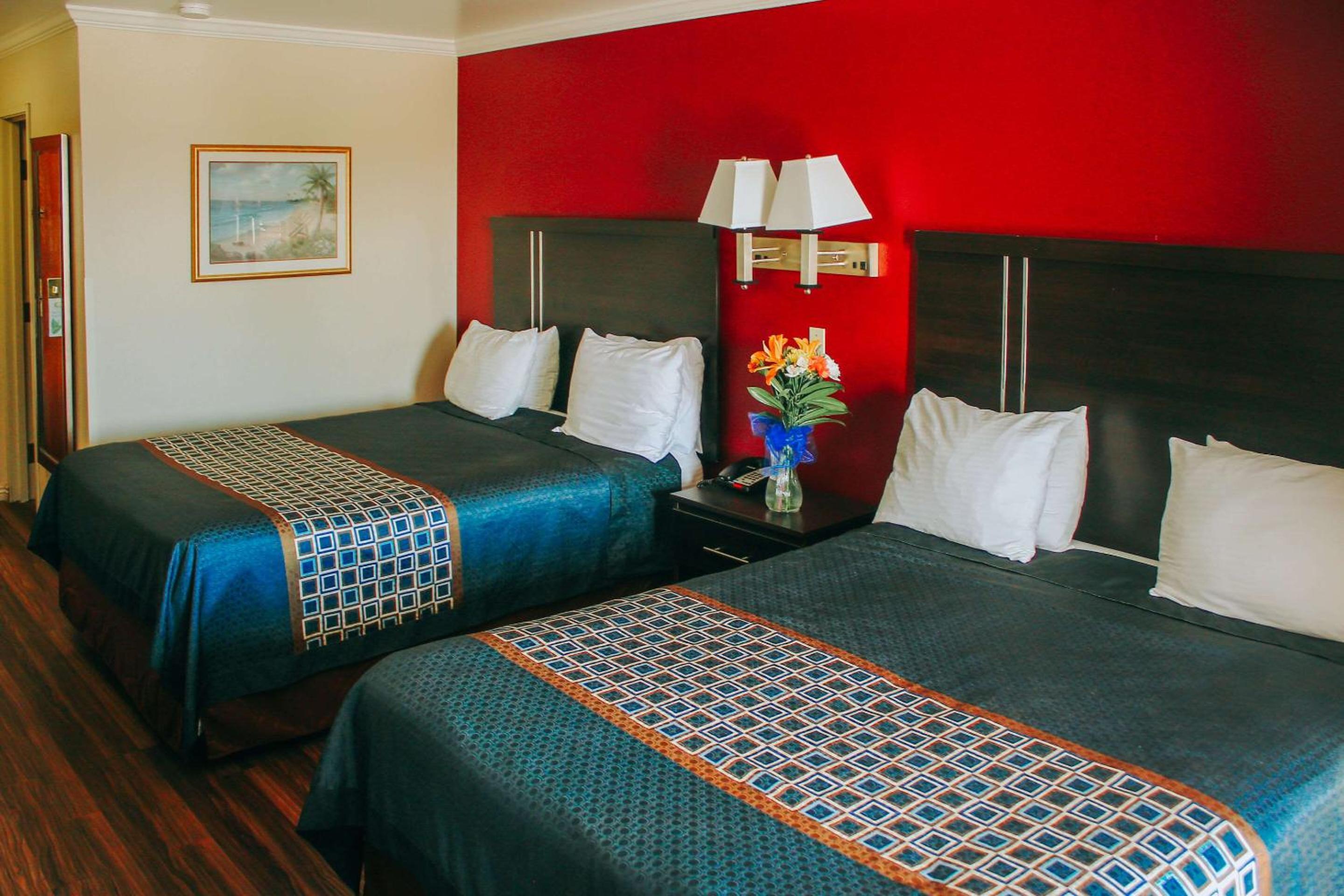 Queen Room with Two Queen Beds - Lake View - Photo 6