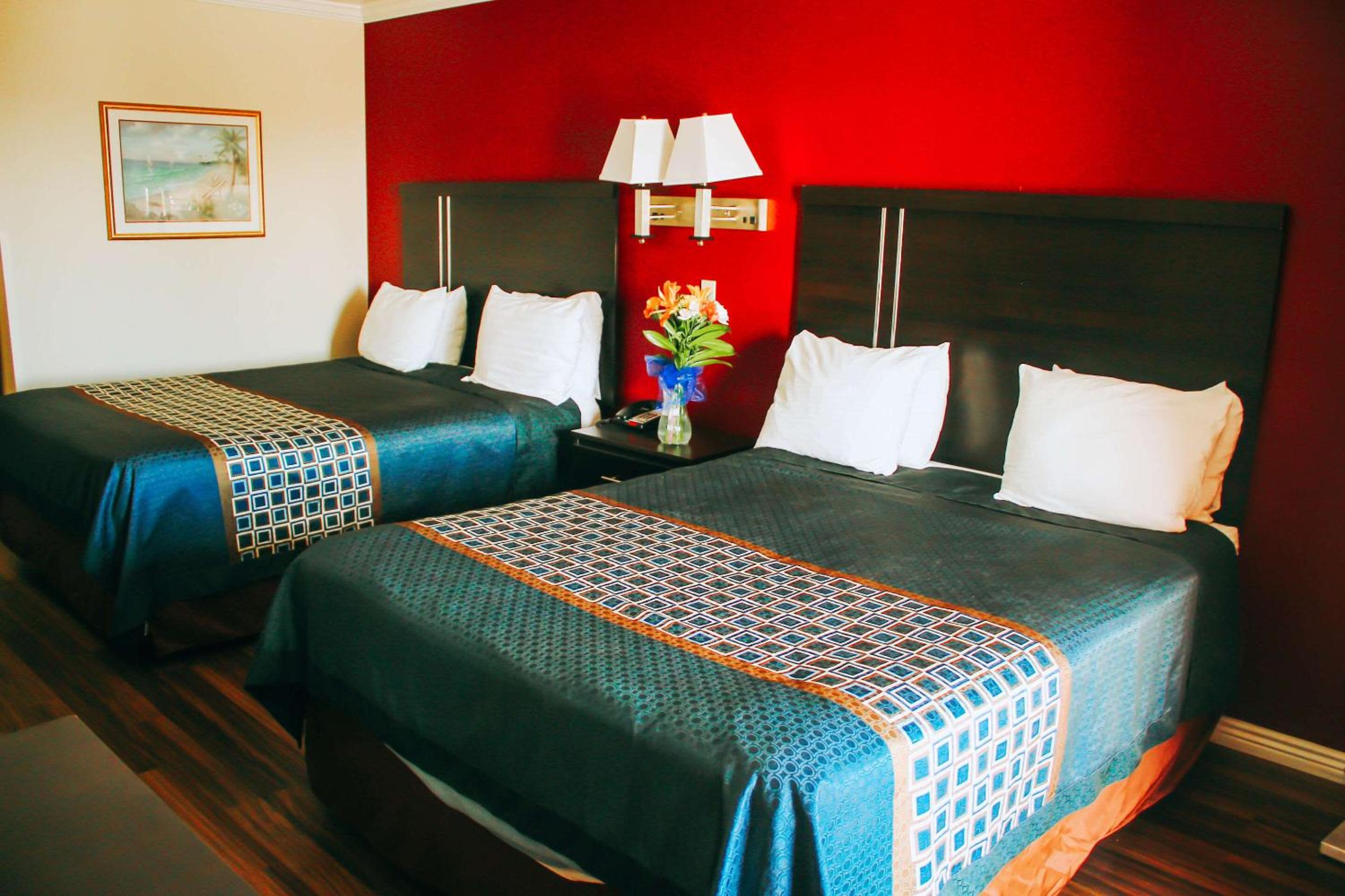 Queen Room with Two Queen Beds - Lake View - Photo 7