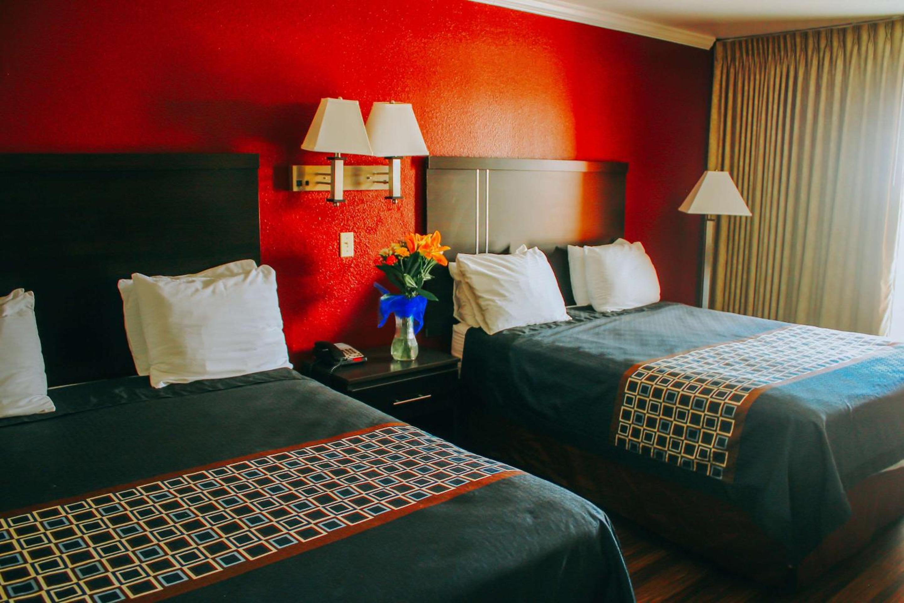 Queen Room with Two Queen Beds - Lake View - Photo 3