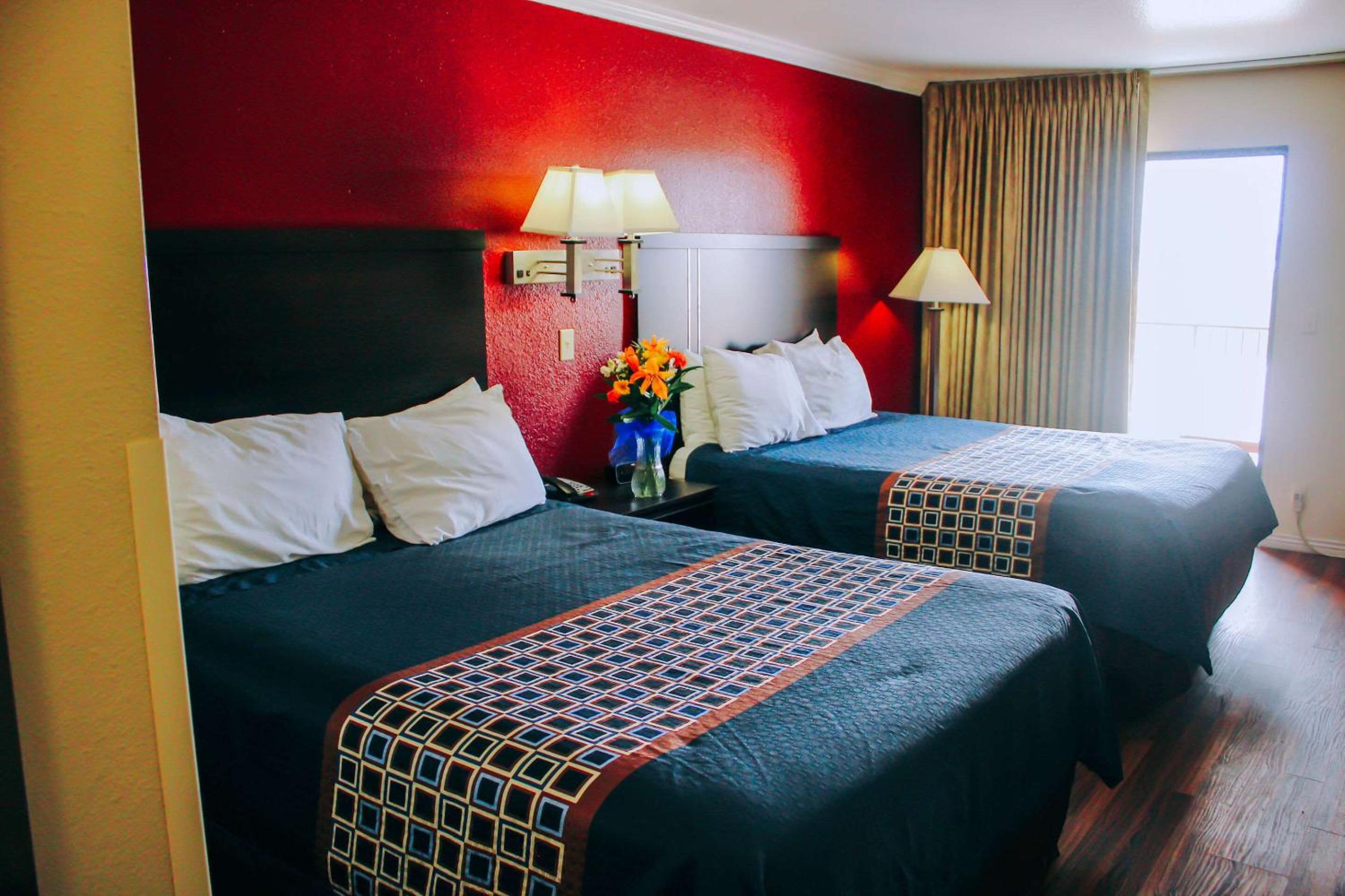Queen Room with Two Queen Beds - Lake View - Photo 2