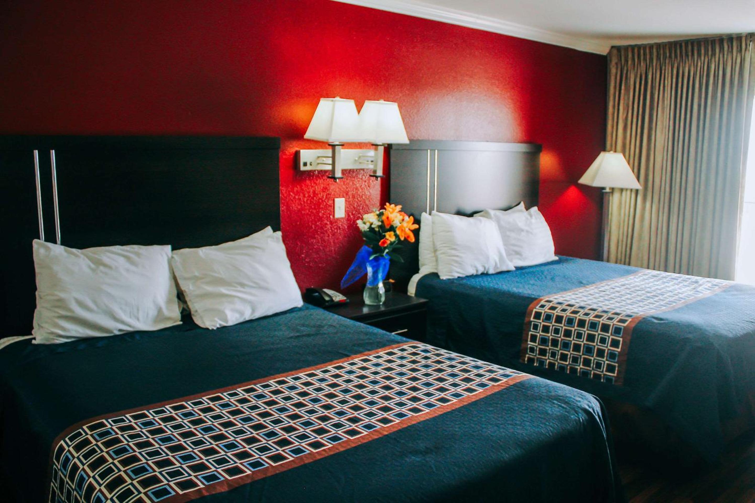 Queen Room with Two Queen Beds - Lake View - Photo 10