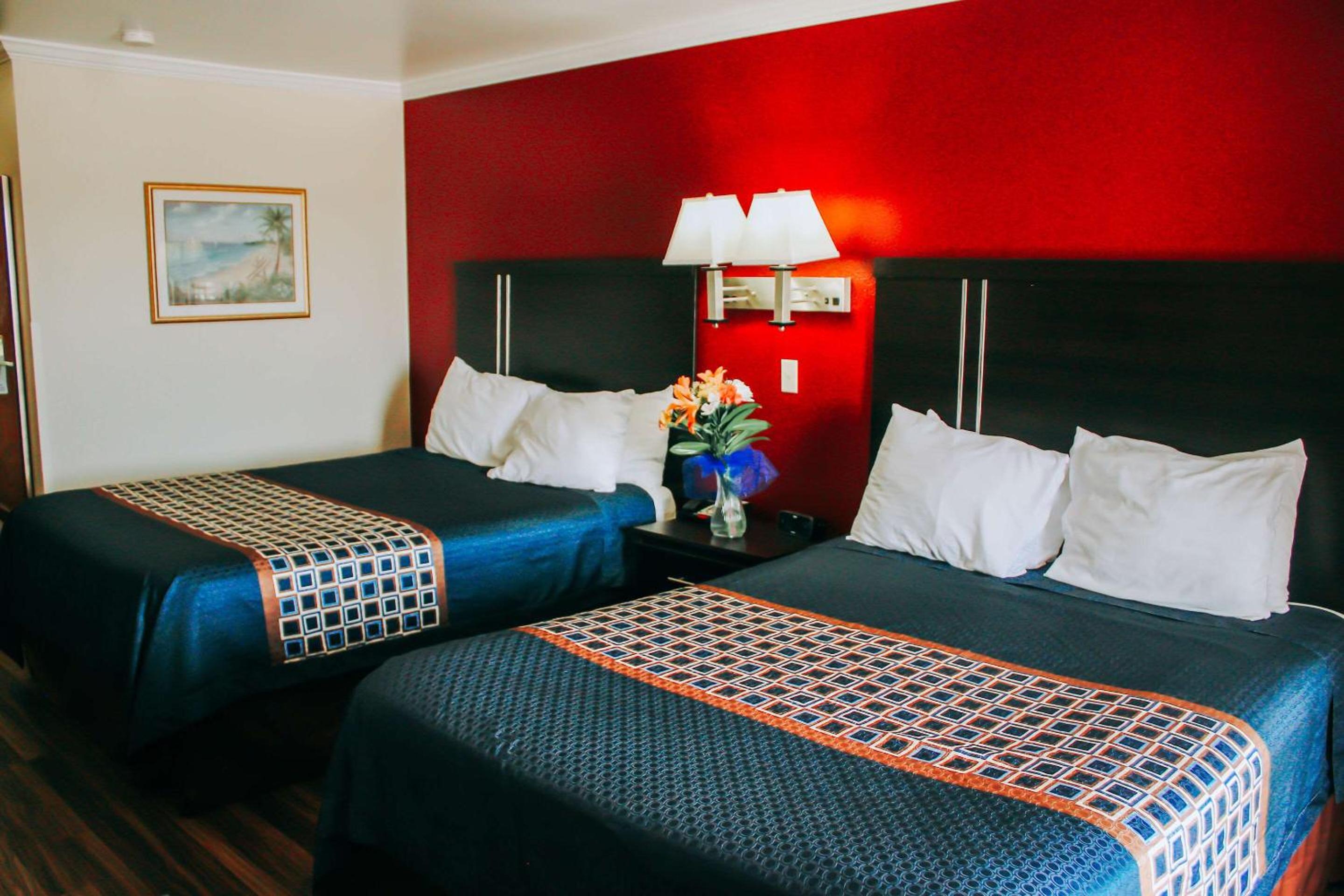 Queen Room with Two Queen Beds - Lake View - Photo 9
