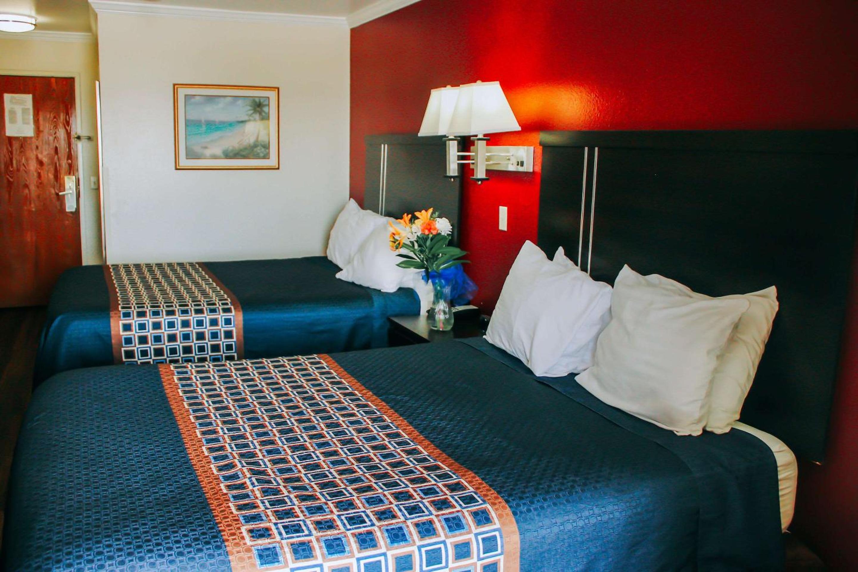 Queen Room with Two Queen Beds - Lake View - Photo 8