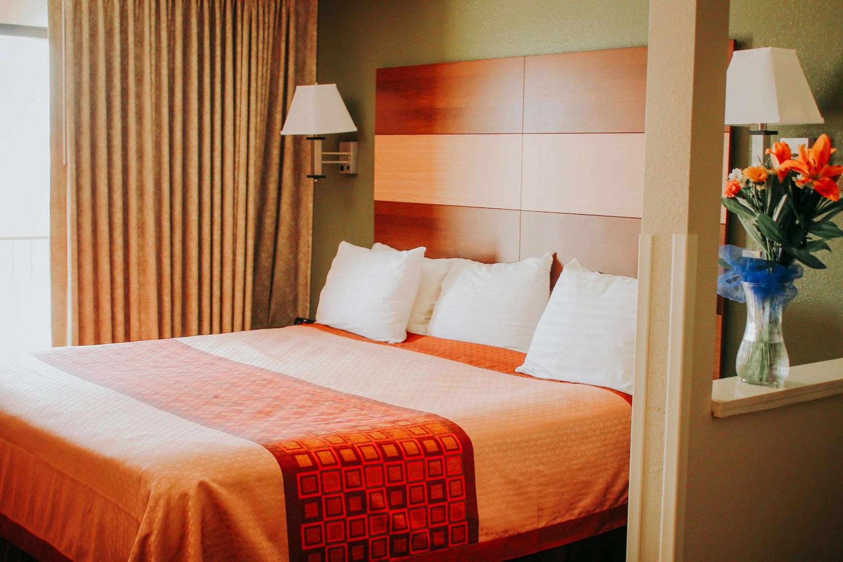 King Suite - Lake View - Photo 2