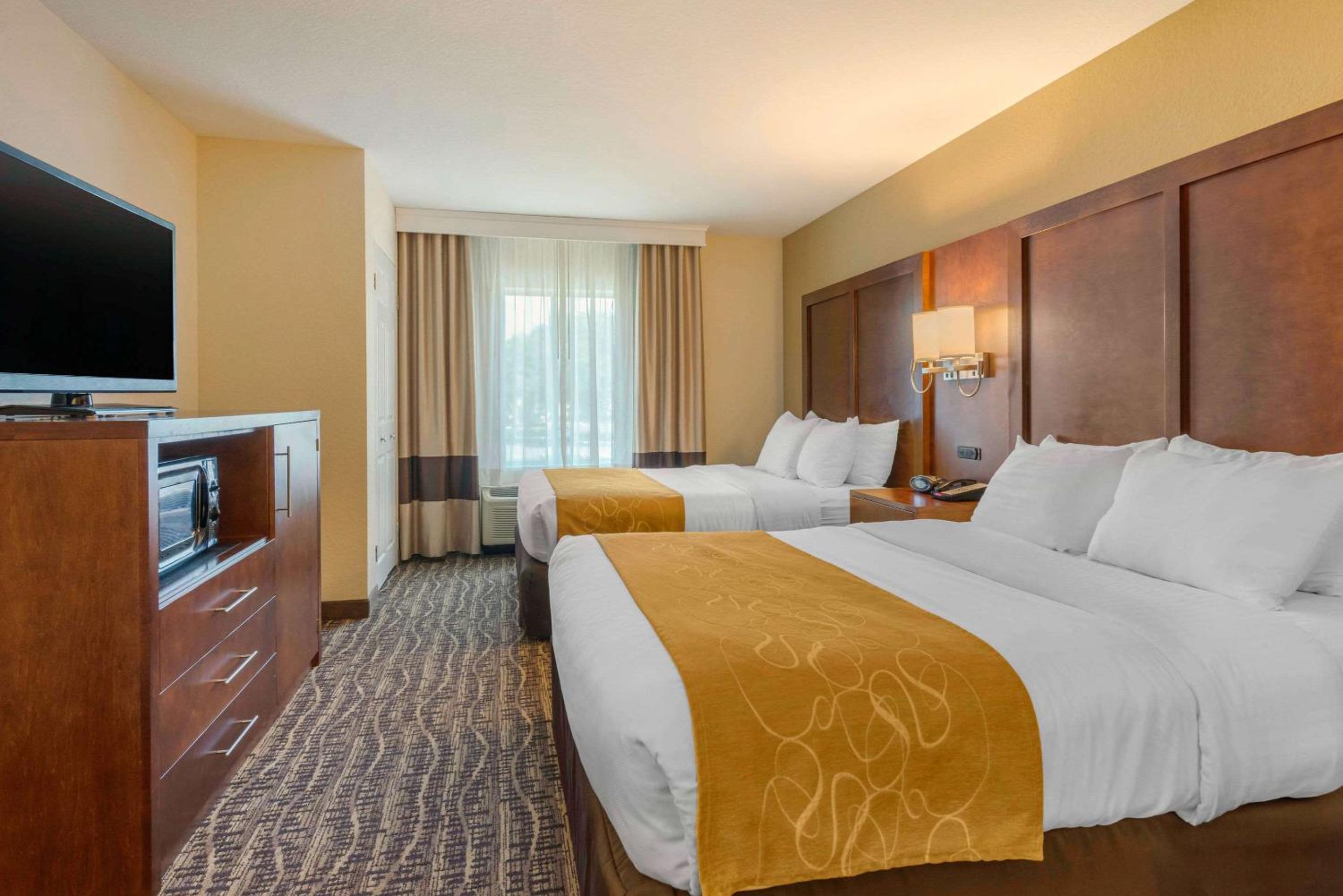 Queen Suite with Two Queen Beds - Non-Smoking - Photo 2