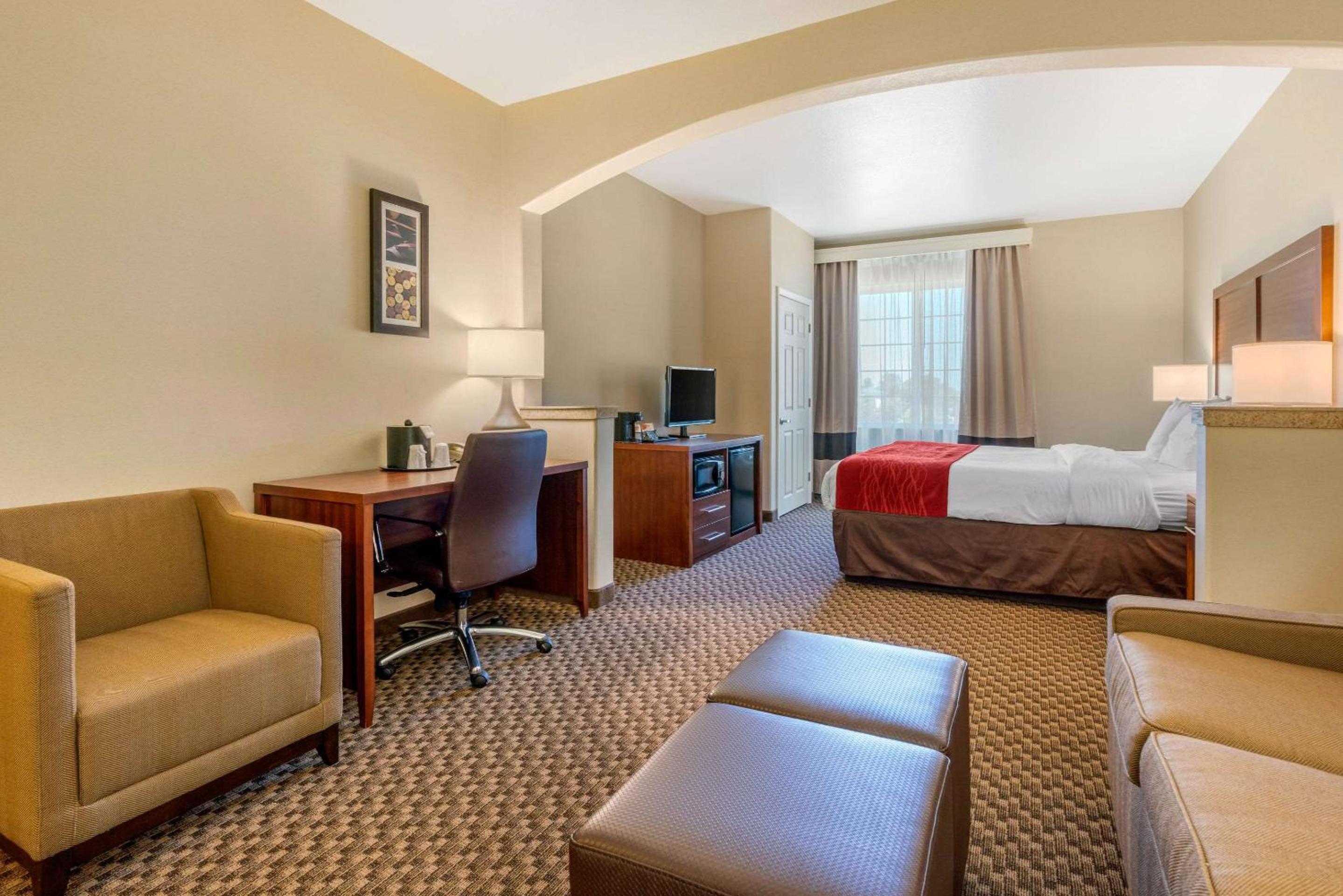 King Suite - Non-Smoking - Photo 3