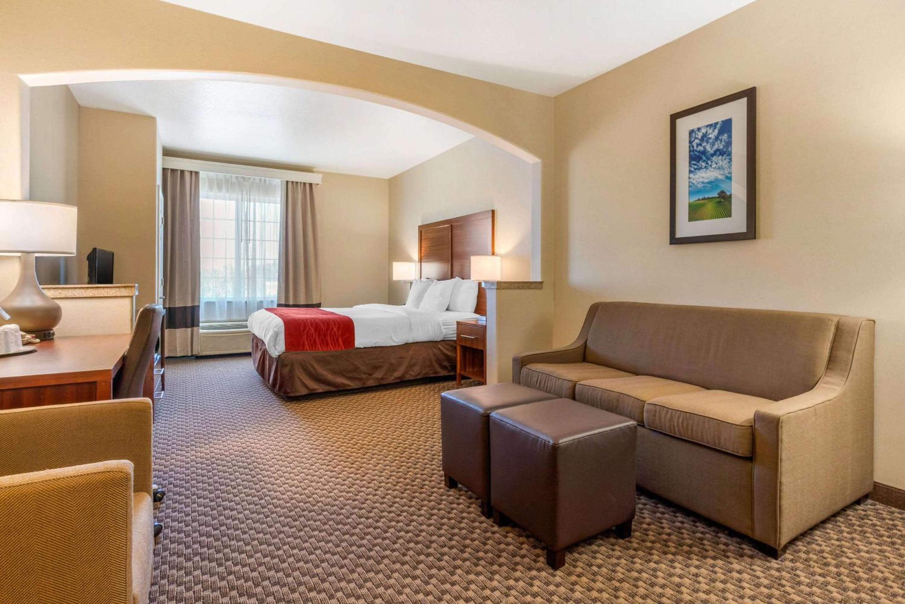 King Suite - Non-Smoking - Photo 2