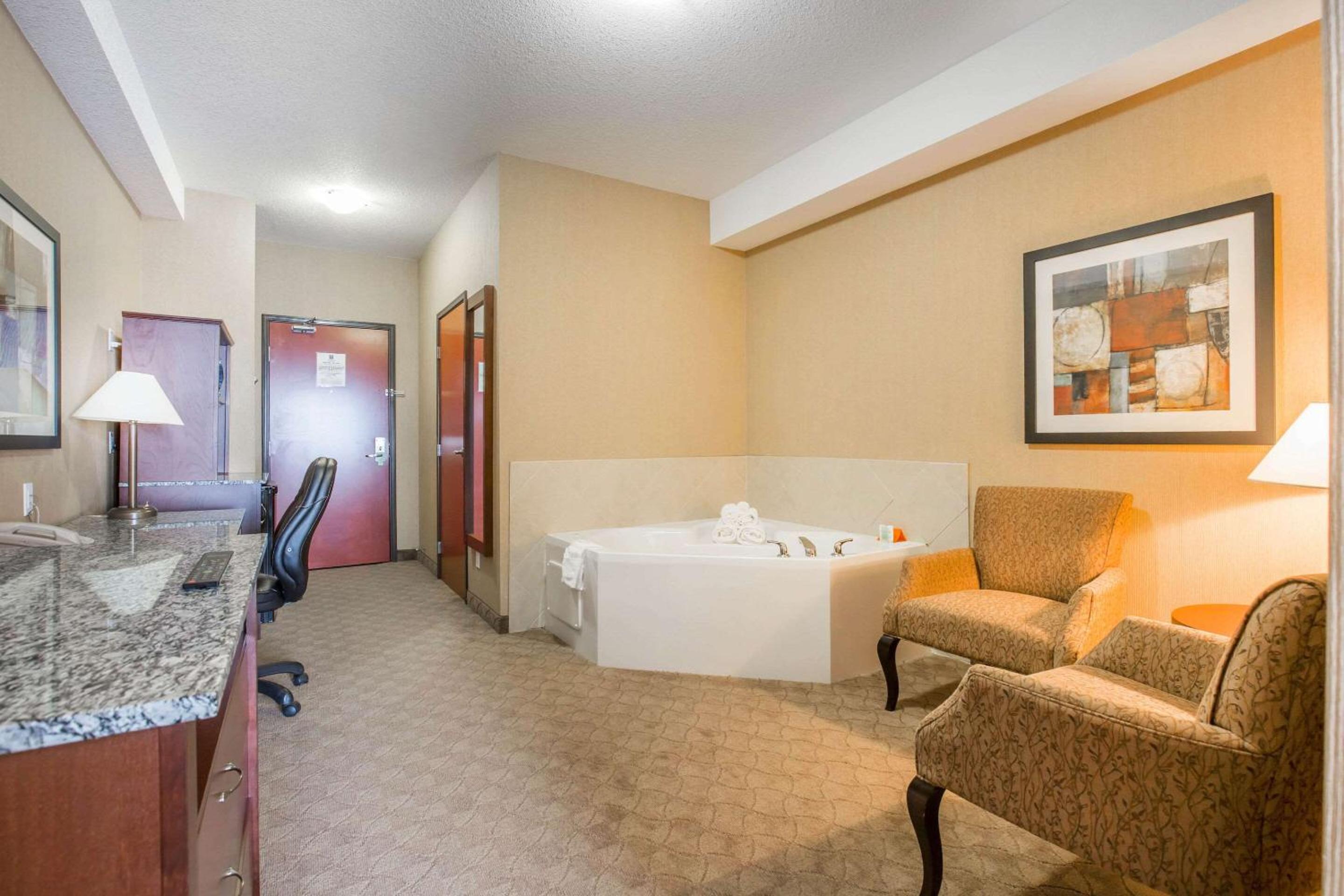 King Suite with Spa Bath - Photo 1