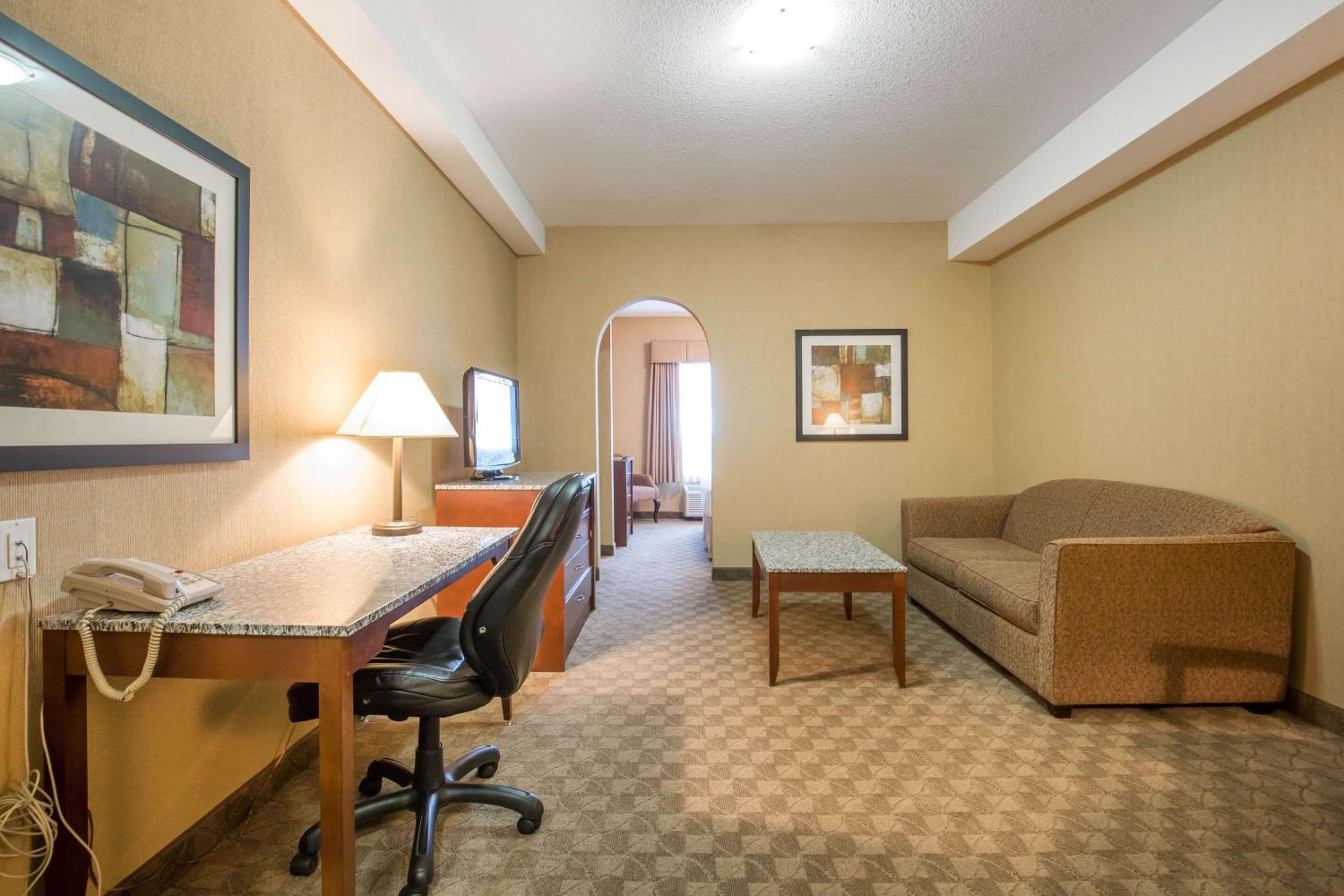 Executive King Suite - Photo 2